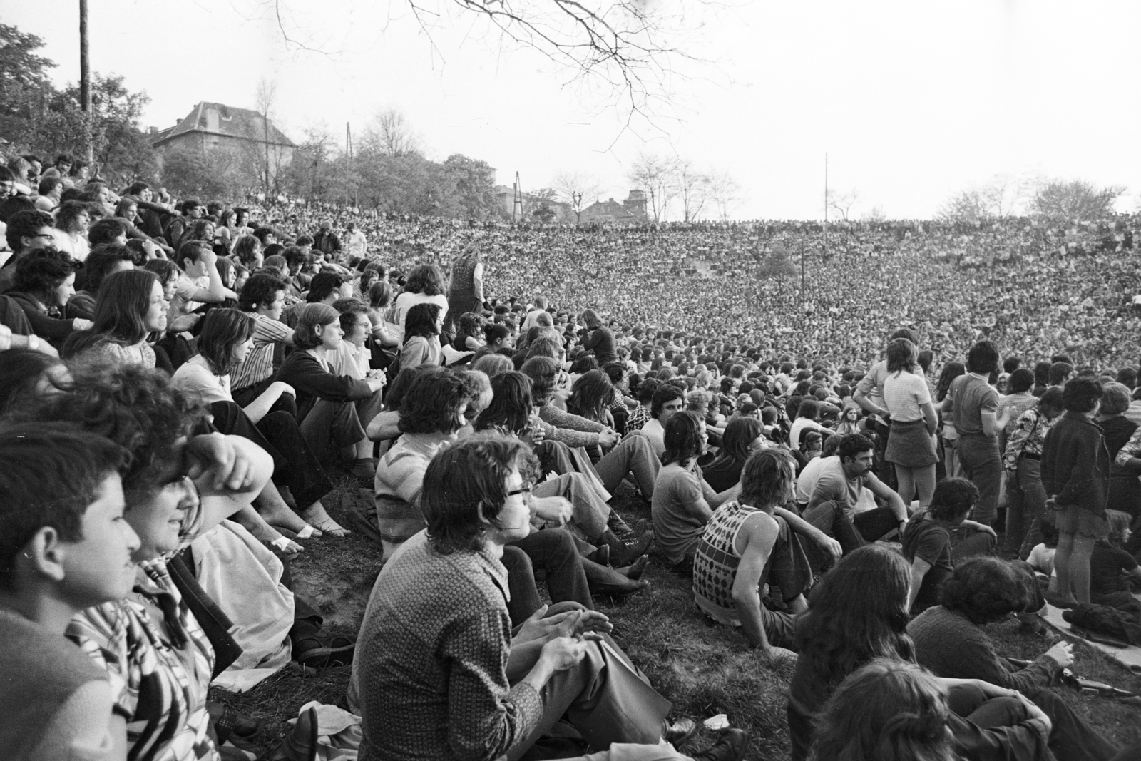 Hungary, Tabán, Budapest I., Hegyalja út - Sánc utca - Orom utca határolta terület, a május 1-i Mini-Syrius-LGT koncert közönsége., 1973, Gyulai Gaál Krisztián, Budapest, Fortepan #262595