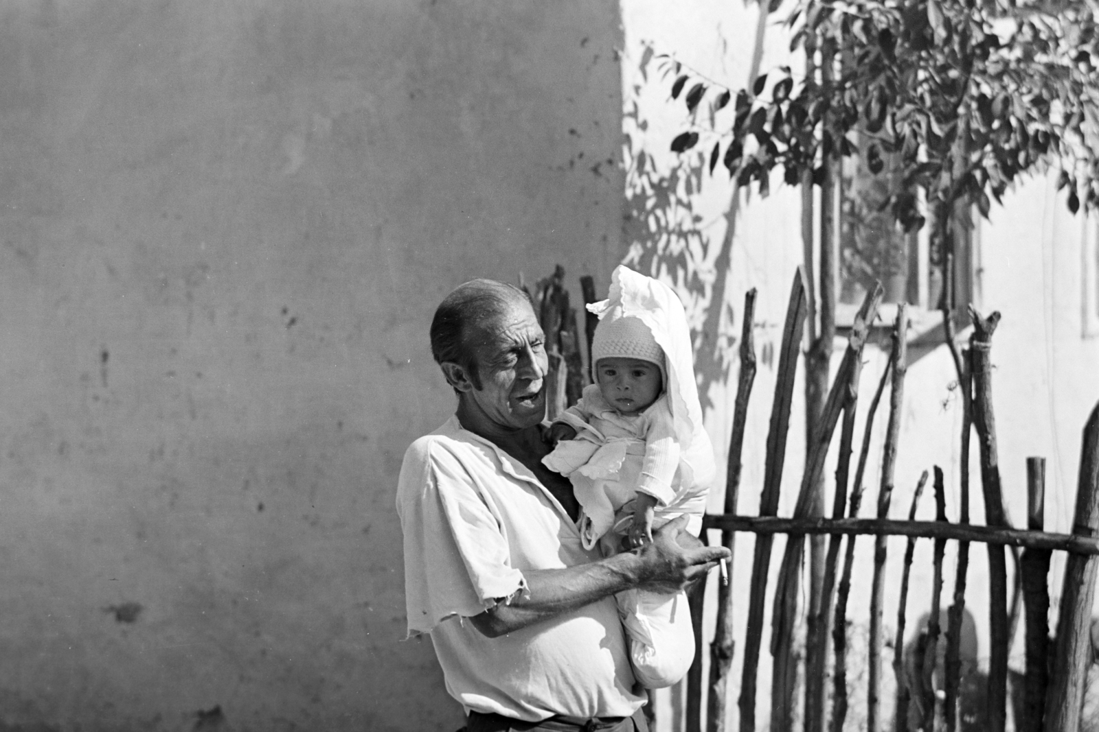 Hungary, Salgótarján, Pécskő út, a felvétel a pécskődombi (kopaszdombi) cigánytelepen készült., 1974, Gyulai Gaál Krisztián, hold in arms, kid, Fortepan #262628