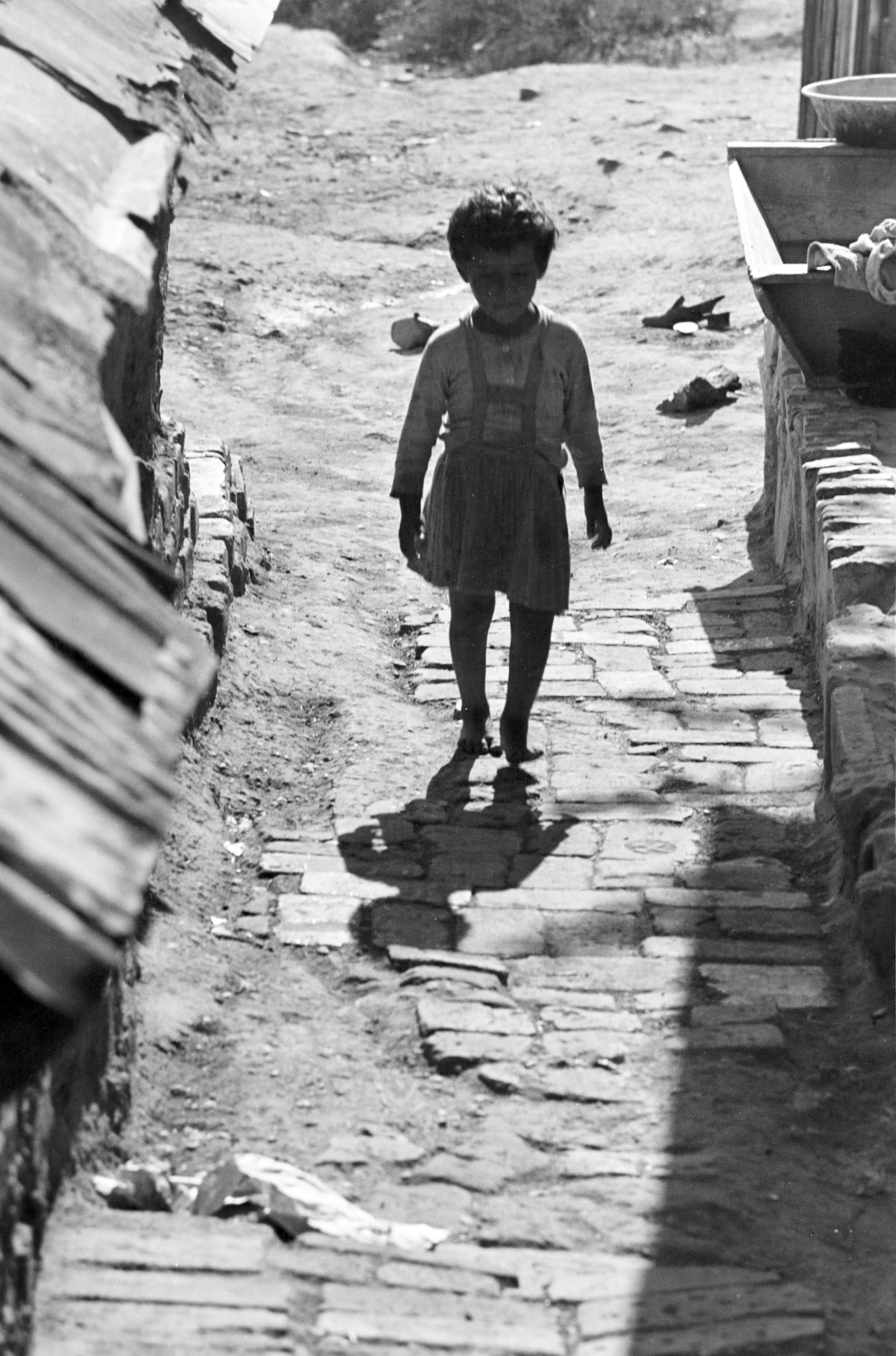 Hungary, Salgótarján, Pécskő út, a felvétel a pécskődombi (kopaszdombi) cigánytelepen készült., 1974, Gyulai Gaál Krisztián, shadow, kid, Fortepan #262643