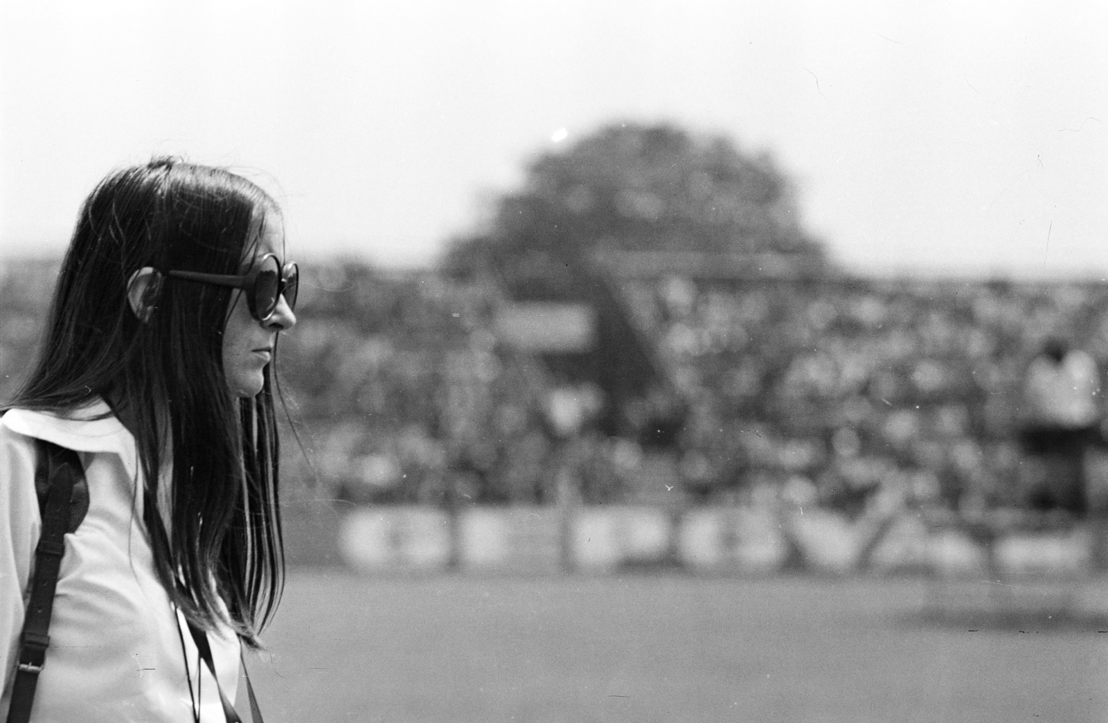 Hungary, Miskolc, DVTK-stadion, Rockfesztivál., 1973, Gyulai Gaál Krisztián, woman, long-haired, shades, Fortepan #262647
