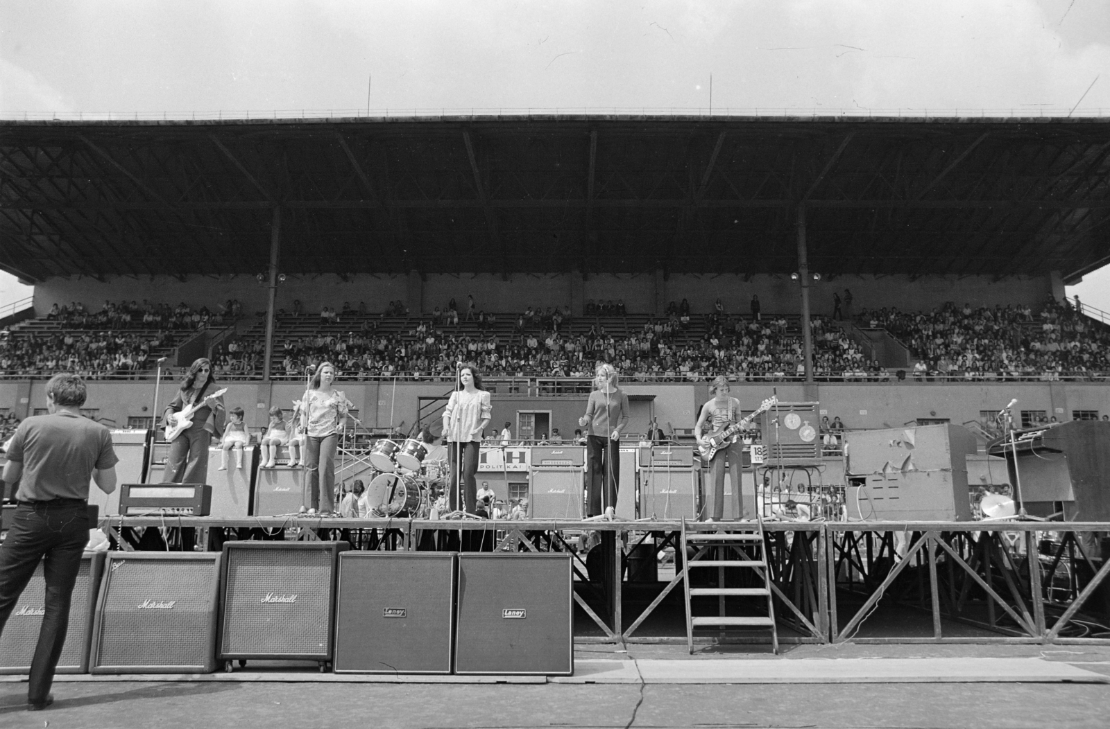 Hungary, Miskolc, DVTK-stadion, Rockfesztivál. Az Ex Vér együttes fellépése., 1973, Gyulai Gaál Krisztián, guitar, musical instrument, stage, auditorium, Fortepan #262649