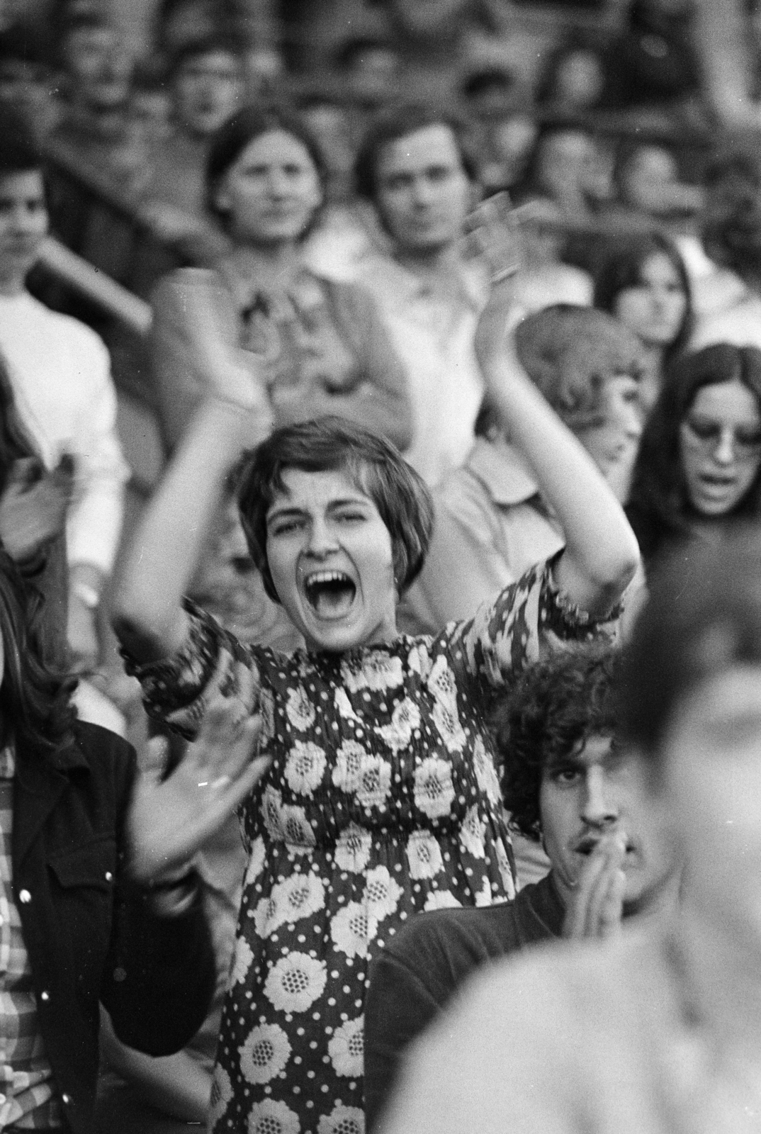 Hungary, Miskolc, DVTK-stadion, Rockfesztivál., 1973, Gyulai Gaál Krisztián, woman, clapping, Fortepan #262658