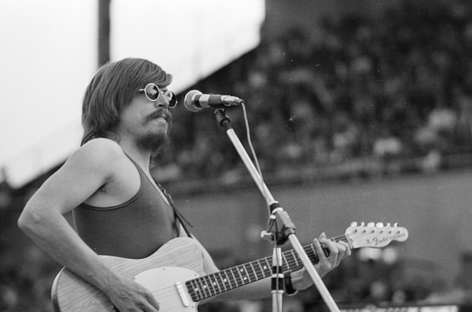 Hungary, Miskolc, DVTK-stadion, Rockfesztivál. Szörényi Levente., 1973, Gyulai Gaál Krisztián, shades, microphone stand, musical instrument, guitar, microphone, Fortepan #262659