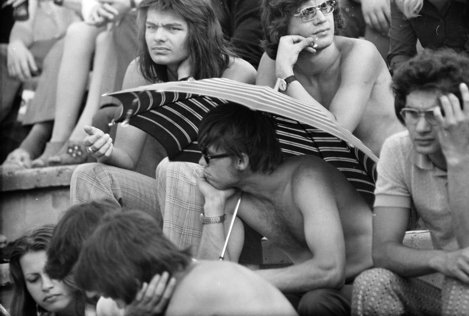 Hungary, Miskolc, DVTK-stadion, Rockfesztivál., 1973, Gyulai Gaál Krisztián, youth, prop up the head, sunshades, half-naked, odd one out, Fortepan #262667