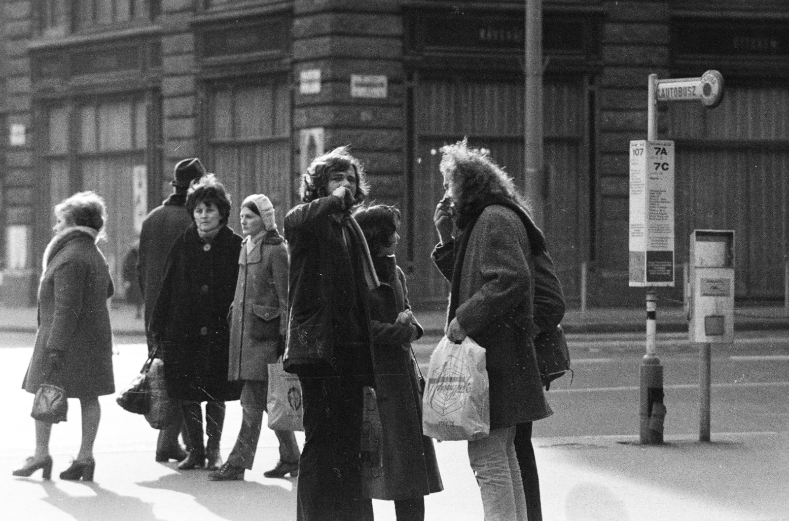 Hungary, Budapest V., a 7-es busz megállója a Ferenciek terén (Felszabadulás tér), háttérben a déli Klotild palota a Szabad sajtó út sarkán., 1972, Gyulai Gaál Krisztián, youth, street name sign, trash can, pedestrian, bus stop, Budapest, Fortepan #262669
