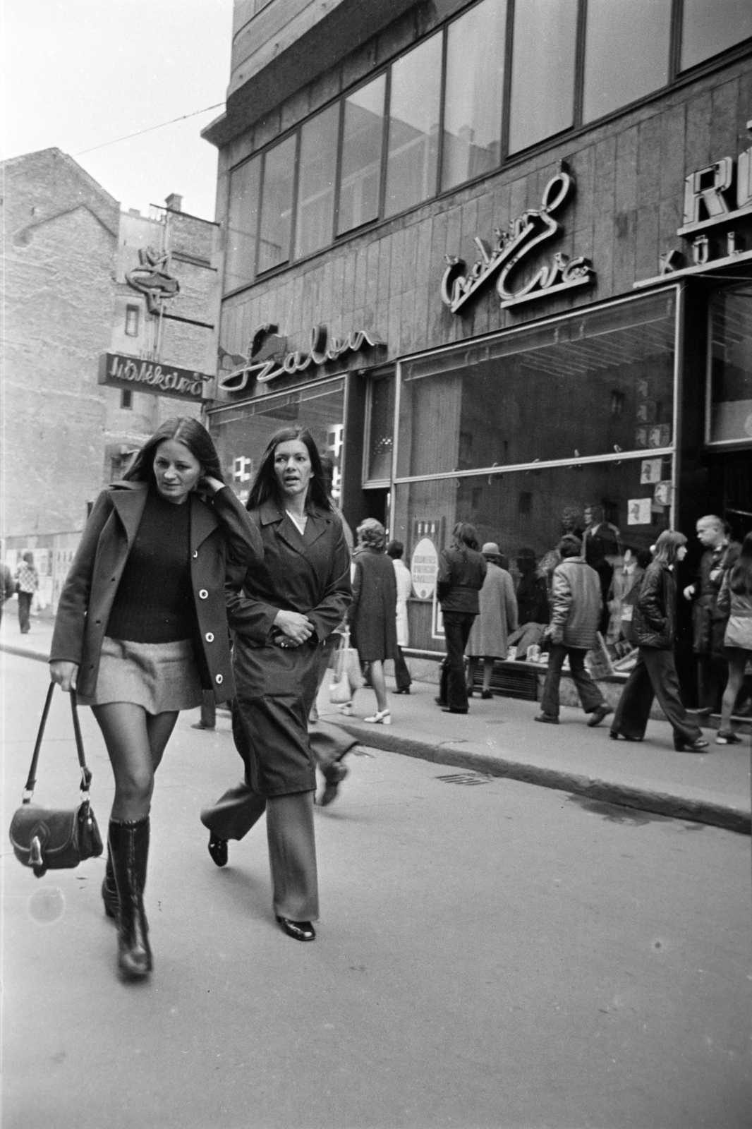 Magyarország, Budapest V., Váci utca, a felvétel a 17-es számú ház előtt készült. Háttérben a 19-21 számú üres terület látható., 1975, Gyulai Gaál Krisztián, Best of, utcakép, Budapest, Fortepan #262723