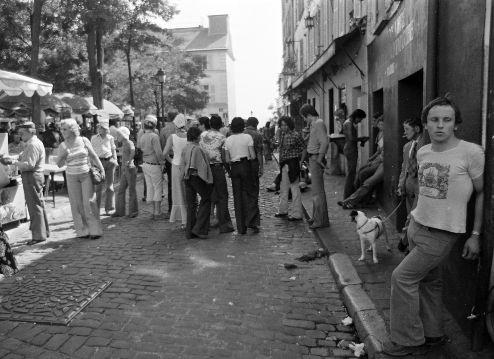 Franciaország, Párizs, Montmartre, Place du Tertre, szemben a házak között a Rue du Calvaire (lépcső)., 1975, Gyulai Gaál Krisztián, utcakép, Fortepan #262748