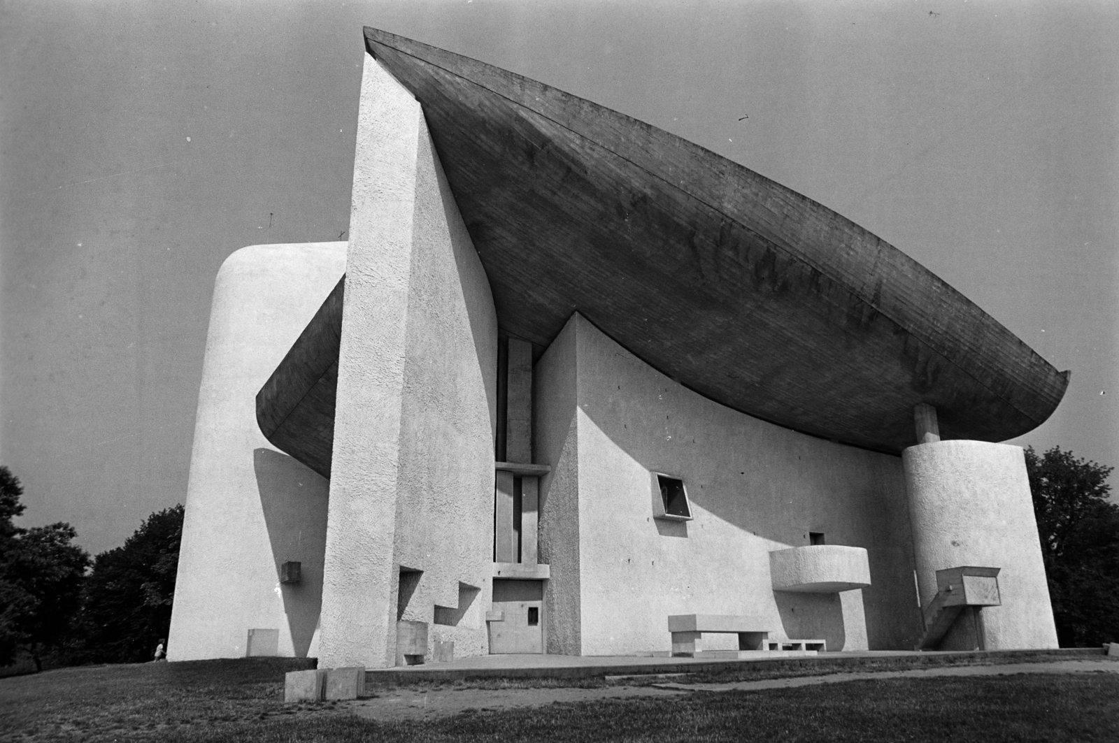 Franciaország, Ronchamp, a Le Corbusier tervei alapján épített Magasságos Miasszonyunk-kápolna (Chapelle Notre-Dame-du-Haut de Ronchamp)., 1975, Gyulai Gaál Krisztián, modern építészet, templom, Le Corbusier-terv, Fortepan #262752
