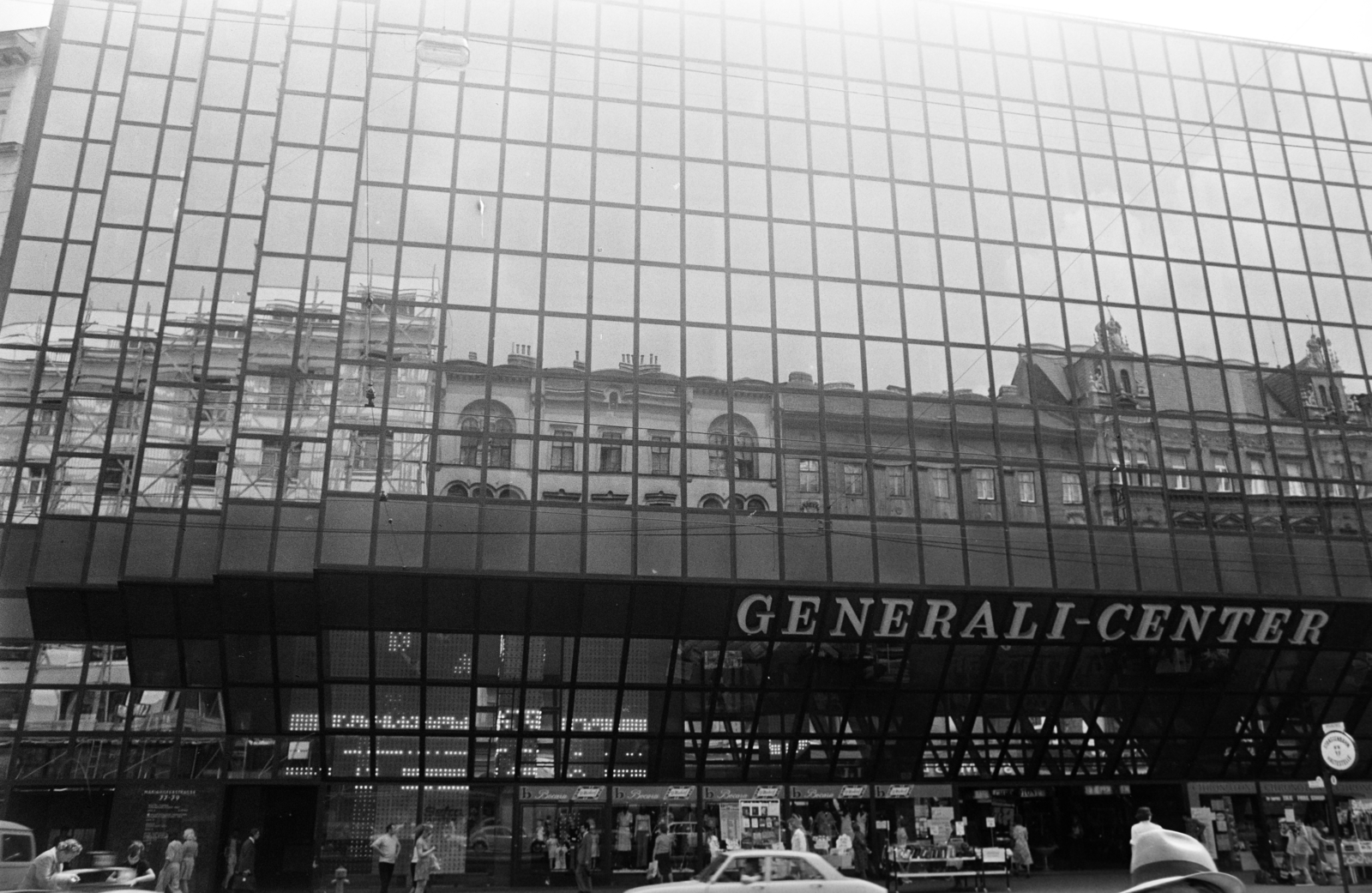 Austria, Vienna, Mariahilfer Strasse 77-79., a Generali-Center bevásárlóközpont, a homlokzaton a Mariahilfer Strasse 70–74b épületek tükrözödnek., 1975, Gyulai Gaál Krisztián, insurance company, reflection, Fortepan #262755