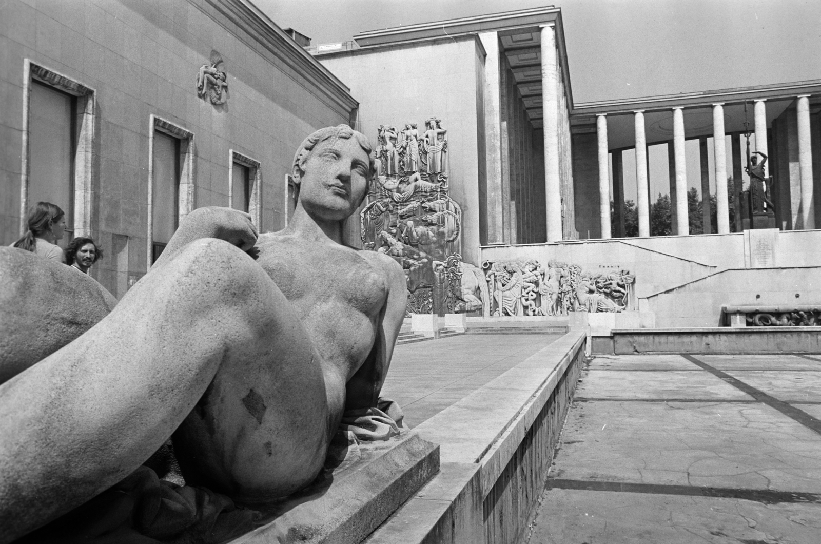France, Paris, Avenue du Président Wilson, a Palais des Musées d'Art Moderne / Palais de Tokyo előtt, a szökőkút partján, Léon-Ernest Drivier nimfa szobra, háttérben Alfred Janniot domborműve "La Légende de la terre" látható., 1975, Gyulai Gaál Krisztián, Best of, sculpture, relief, Fortepan #262760