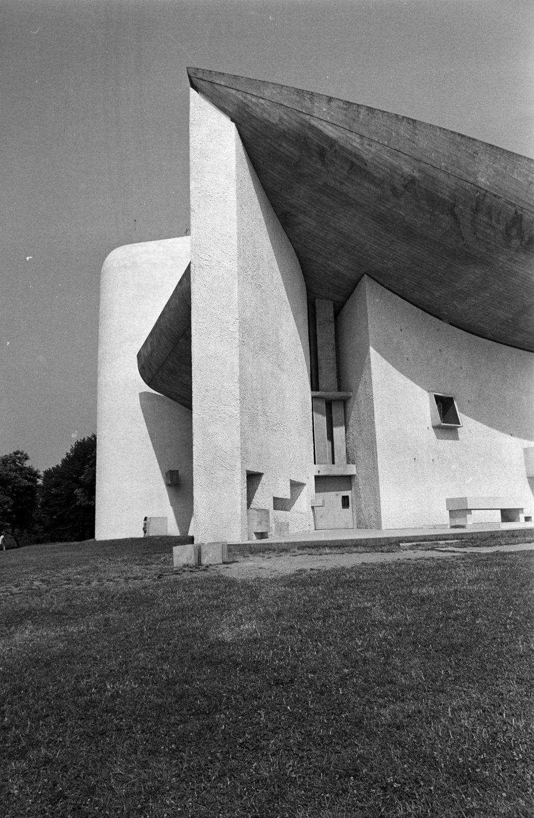 France, Ronchamp, a Le Corbusier tervei alapján épített Magasságos Miasszonyunk-kápolna (Chapelle Notre-Dame-du-Haut de Ronchamp)., 1975, Gyulai Gaál Krisztián, modern architecture, church, Fortepan #262762