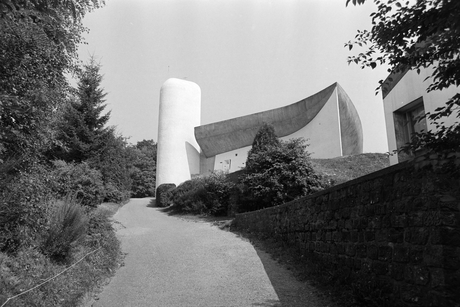 Franciaország, Ronchamp, a Le Corbusier tervei alapján épített Magasságos Miasszonyunk-kápolna (Chapelle Notre-Dame-du-Haut de Ronchamp)., 1975, Gyulai Gaál Krisztián, modern építészet, templom, Fortepan #262763