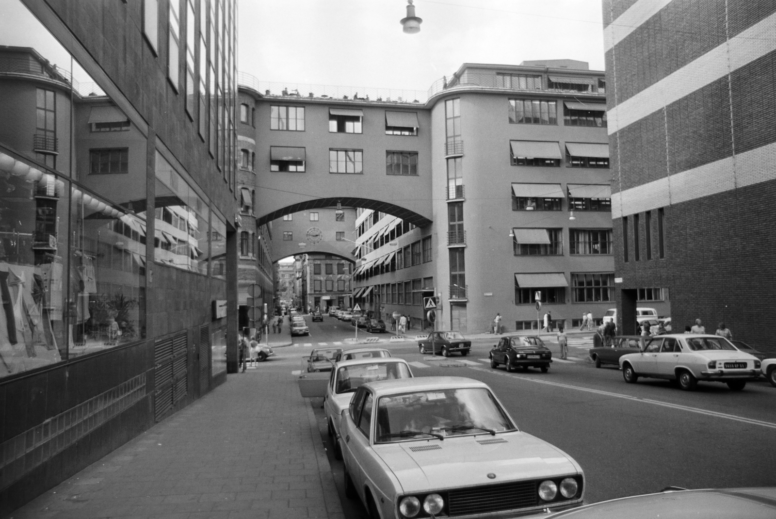 Sweden, Stockholm, Klara Norra kyrkogata, szemben a Mäster Samuelsgatan - Bryggargatan közötti háztömb látható., 1975, Gyulai Gaál Krisztián, street view, outside balcony, Fortepan #262765
