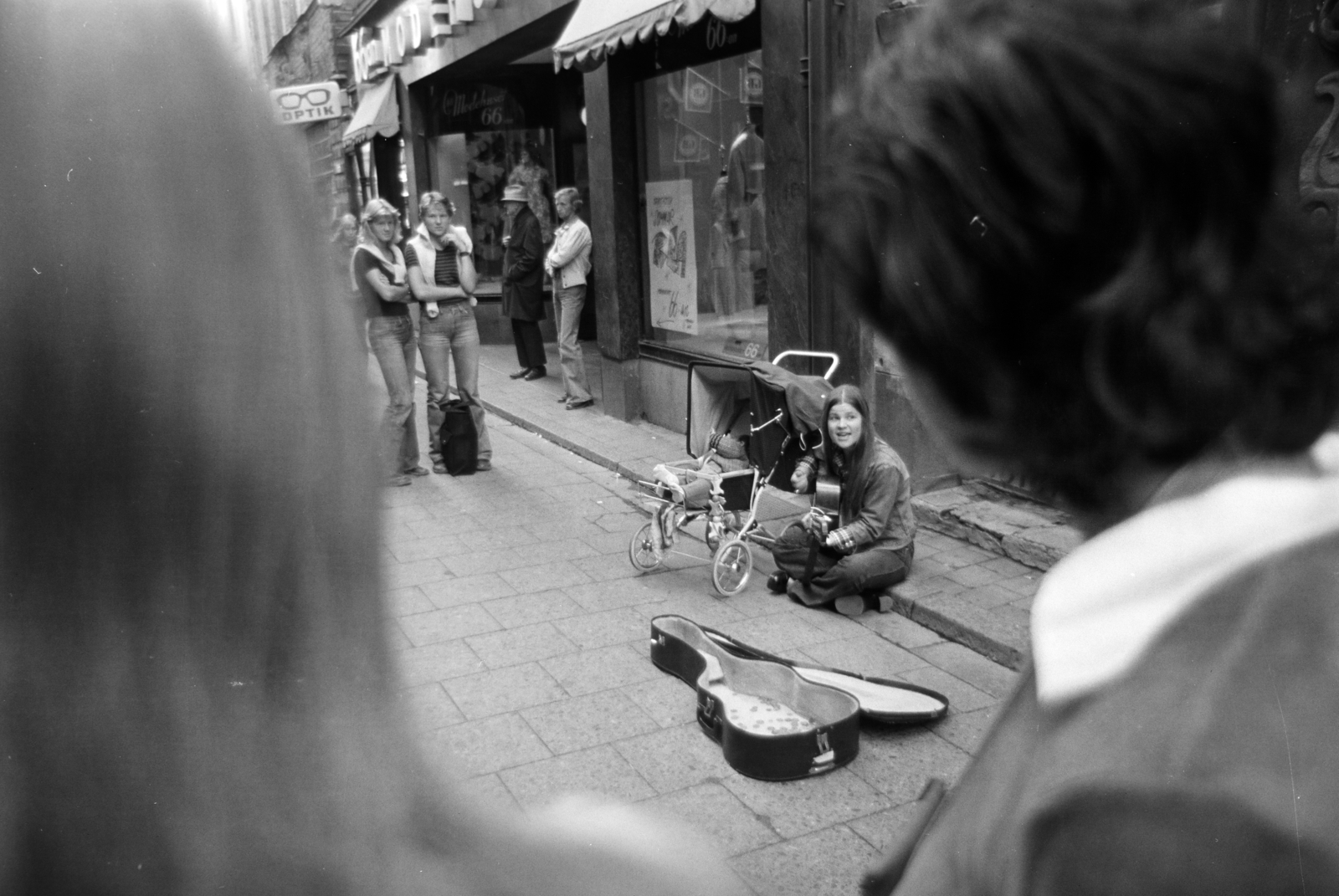 Svédország, Stockholm, a felvétel a Västerlånggatan 66. szám előtt készült., 1975, Gyulai Gaál Krisztián, utcazene, Fortepan #262770