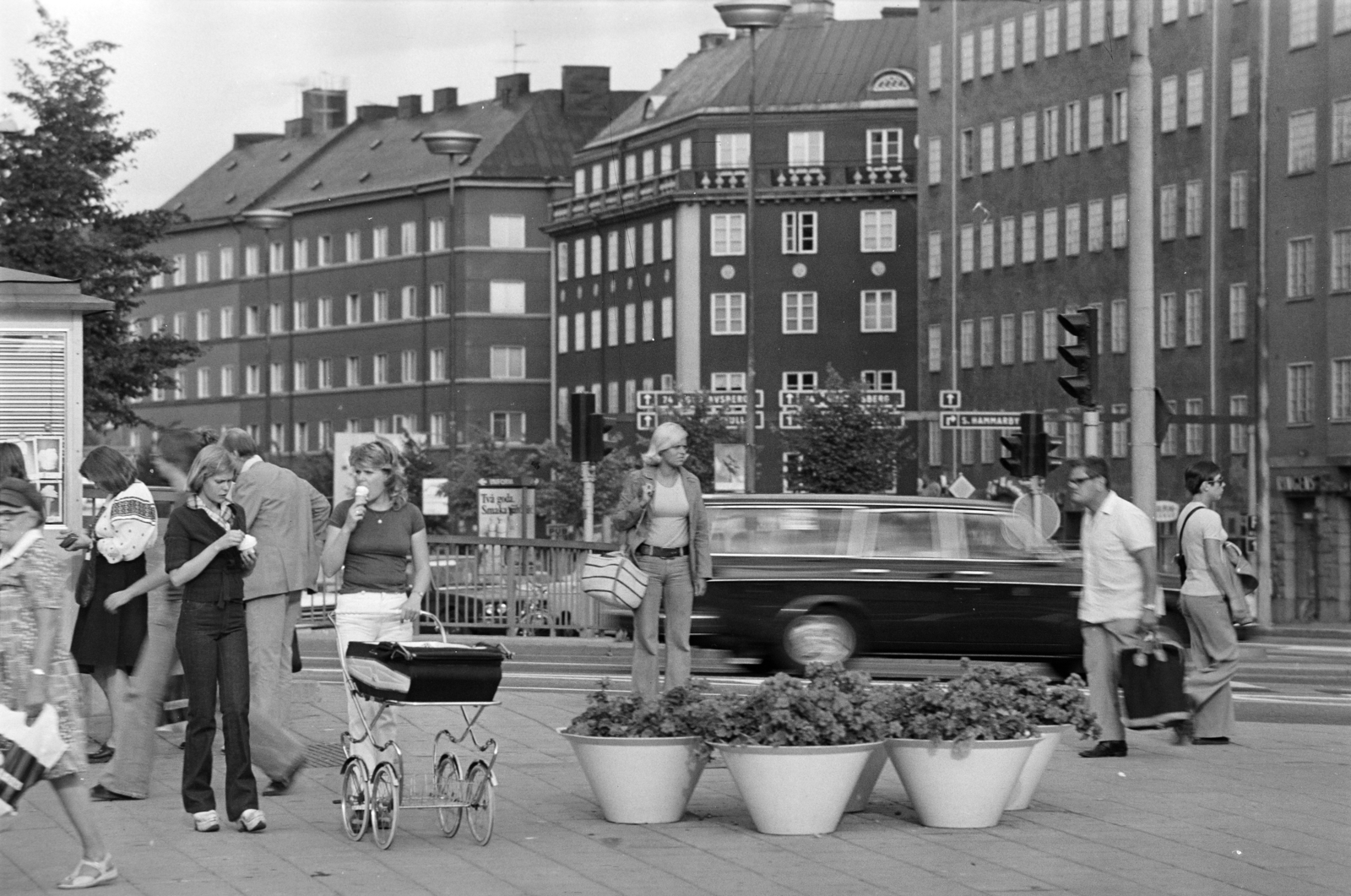 Svédország, Stockholm, a Ringvägen és a Götgatan keresztezödése., 1975, Gyulai Gaál Krisztián, babakocsi, virágtartó, Fortepan #262771