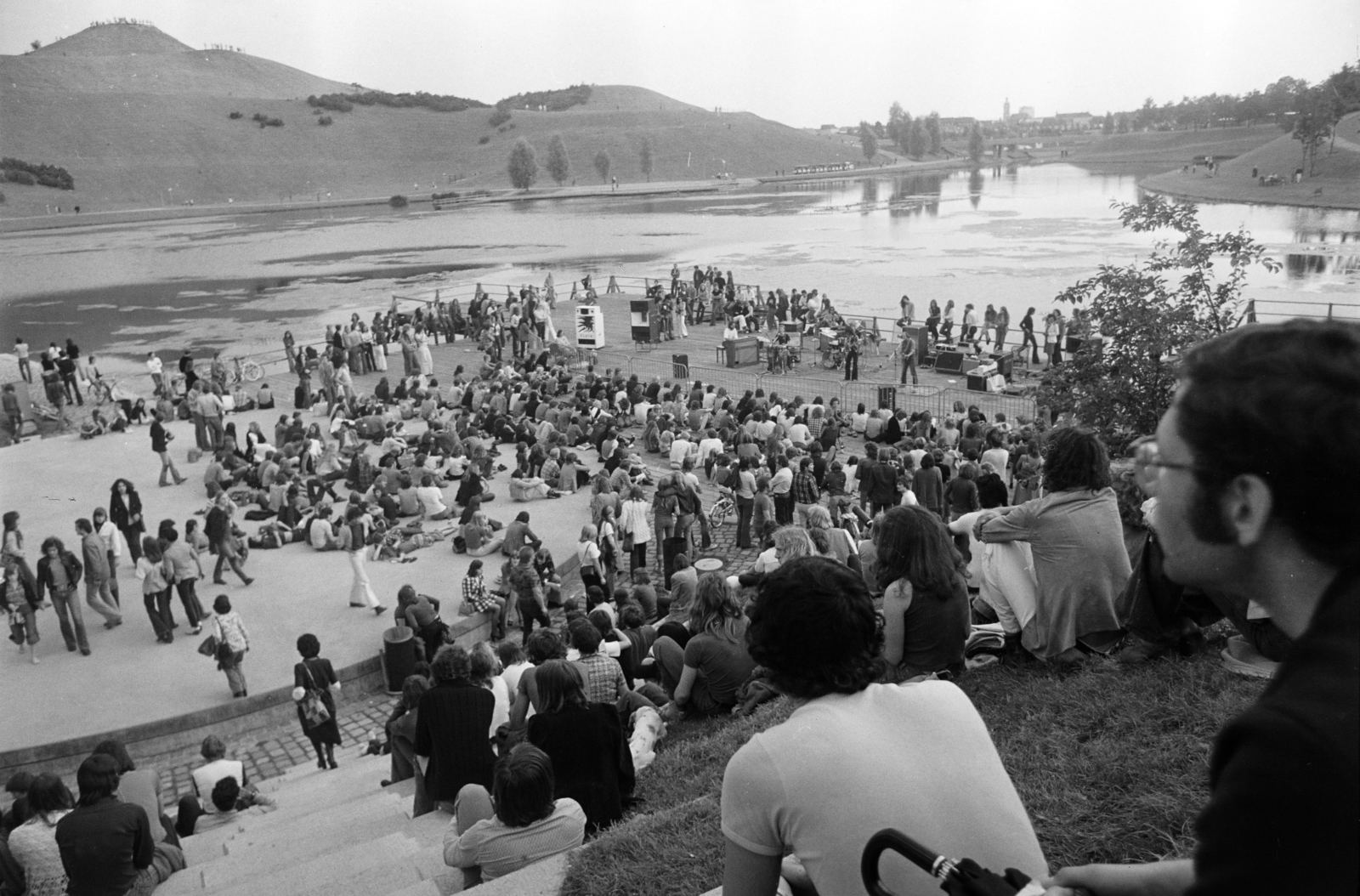 Németország, München, Olimpiai Park, Coubertinplatz., 1975, Gyulai Gaál Krisztián, néző, folyópart, koncert, NSZK, Fortepan #262773