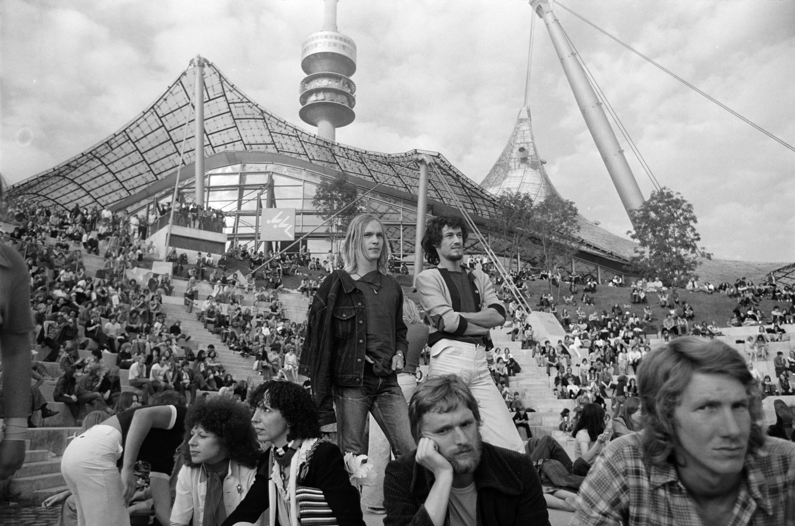 Németország, München, Olimpiai Park, Coubertinplatz., 1975, Gyulai Gaál Krisztián, néző, koncert, modern építészet, hiperbolikus héj, NSZK, Fortepan #262778