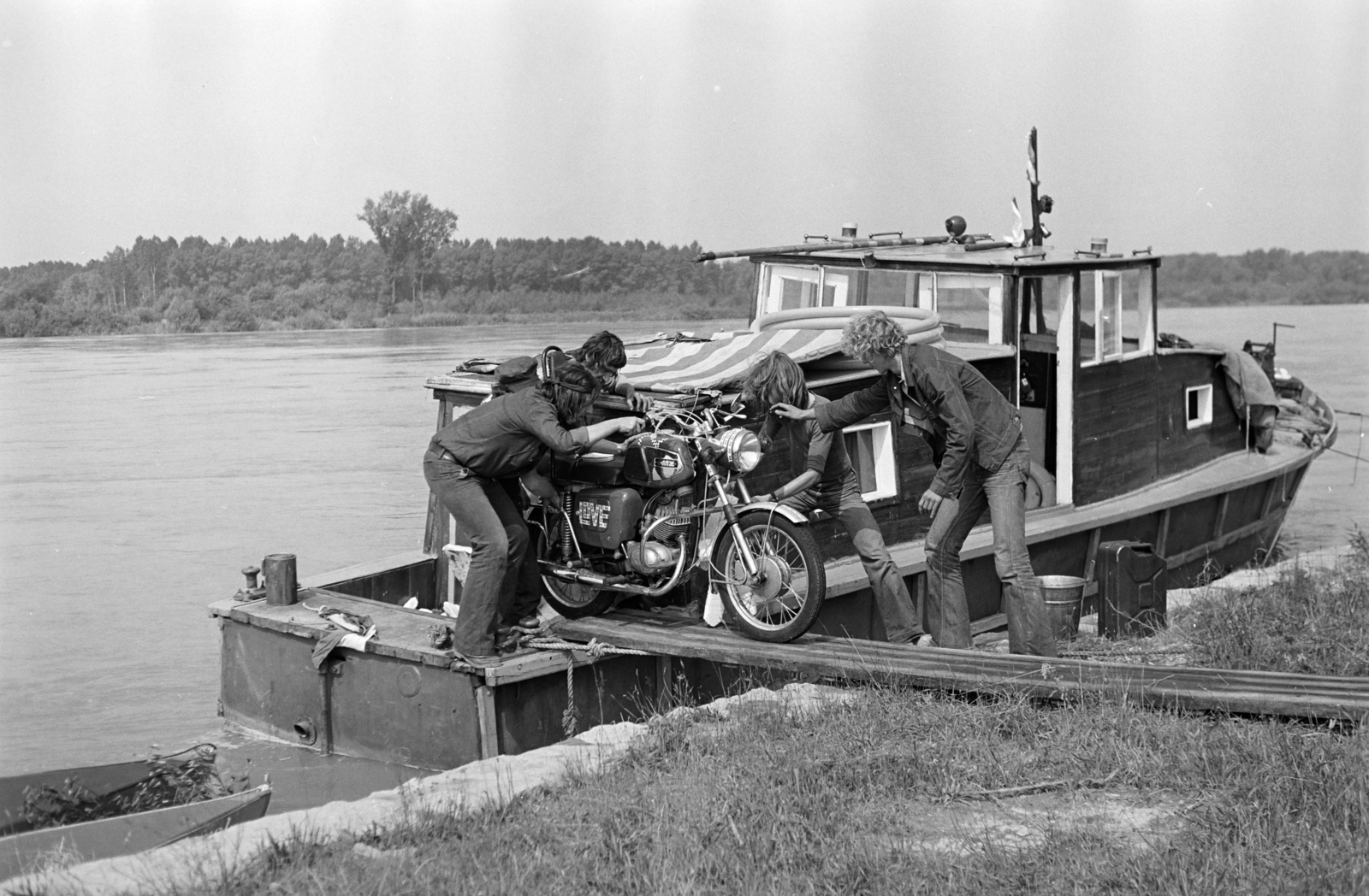 1975, Gyulai Gaál Krisztián, Best of, motorkerékpár, betolás, szállítás, Fortepan #262785