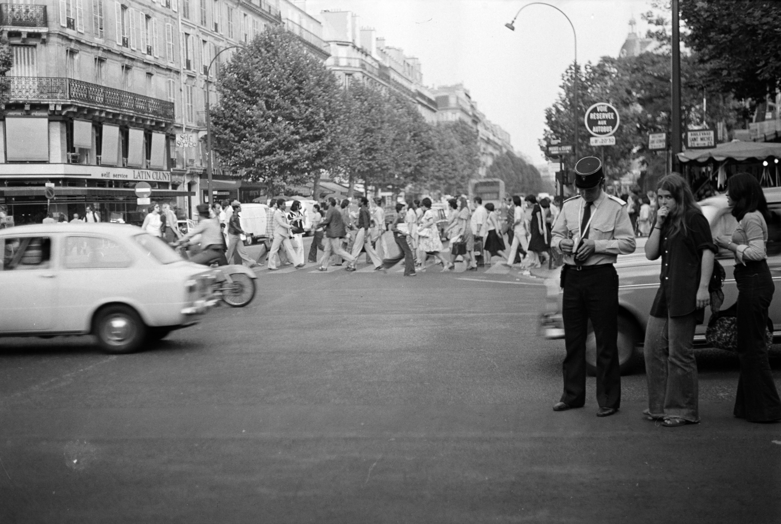 Franciaország, Párizs, Boulevard Saint-Germain a Boulevard Saint-Michel kereszteződésénél, balra a Rue de la Harpe torkolata látszik., 1975, Gyulai Gaál Krisztián, Fortepan #262795