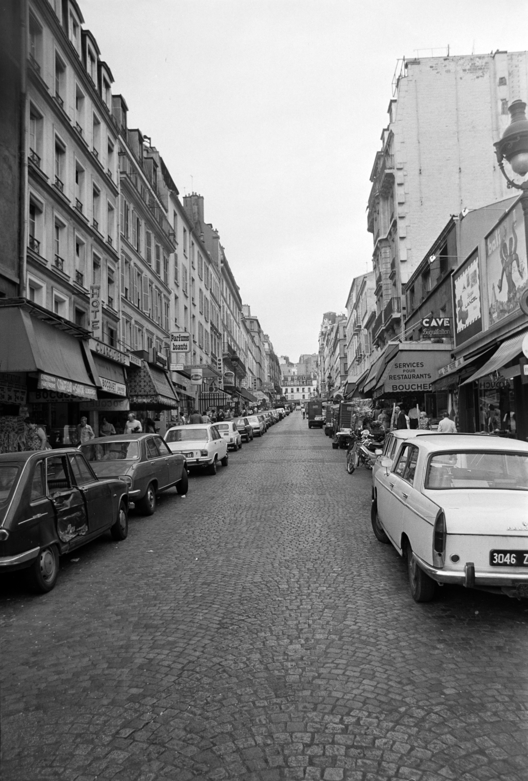 France, Paris, a Rue Lepic a Boulevard de Clichy felől a Rue des Abbesses felé nézve., 1975, Gyulai Gaál Krisztián, street view, wreck, Fortepan #262804
