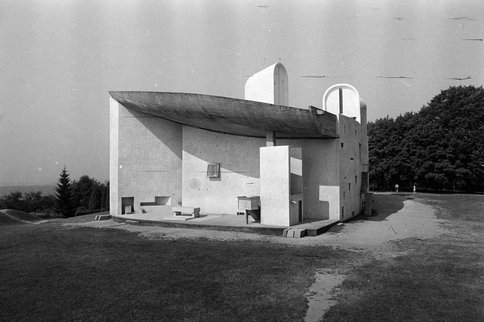 Franciaország, Ronchamp, a Le Corbusier tervei alapján épített Magasságos Miasszonyunk-kápolna (Chapelle Notre-Dame-du-Haut de Ronchamp)., 1975, Gyulai Gaál Krisztián, modern építészet, templom, Fortepan #262811