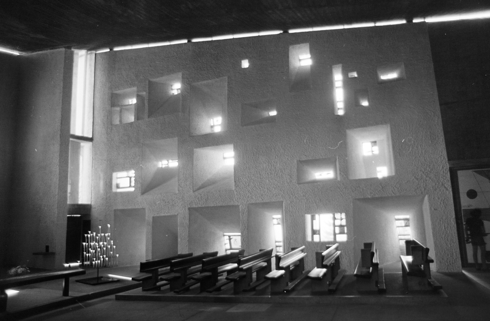 France, Ronchamp, a Le Corbusier tervei alapján épített Magasságos Miasszonyunk-kápolna (Chapelle Notre-Dame-du-Haut de Ronchamp)., 1975, Gyulai Gaál Krisztián, church interior, modern architecture, Fortepan #262826