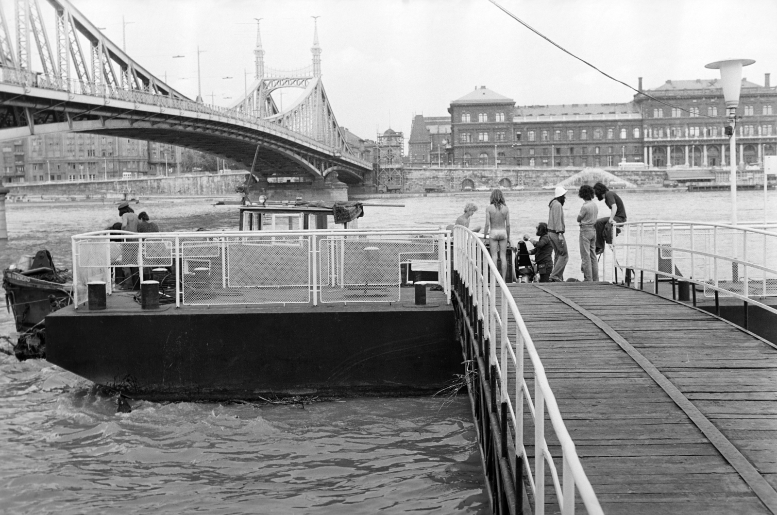 Magyarország, Budapest XI.,Budapest V.,Budapest IX., Szabadság híd budai hídfő. Hajókikötő a Szent Gellért térnél. A túlparton a Fővám (Dimitrov) tér és jobbra a Marx Károly Közgazdaságtudományi Egyetem (később Corvinus Egyetem) épülete., 1975, Gyulai Gaál Krisztián, móló, hajó, kikötő, Budapest, Fortepan #262831