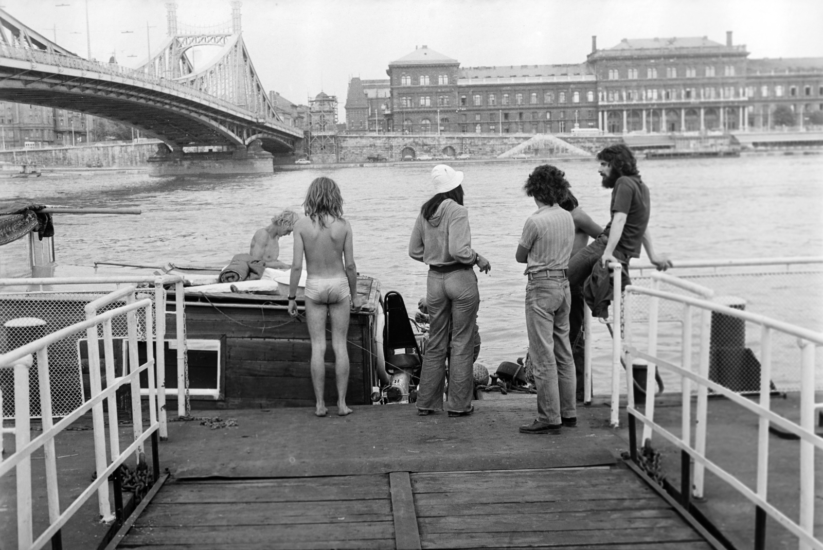 Magyarország, Budapest XI.,Budapest V.,Budapest IX., Szabadság híd budai hídfő. Hajókikötő a Szent Gellért térnél. A Duna túlpartján a Fővám (Dimitrov) tér és jobbra a Marx Károly Közgazdaságtudományi Egyetem (később Corvinus Egyetem) épülete., 1975, Gyulai Gaál Krisztián, móló, hajó, kikötő, Budapest, Fortepan #262832