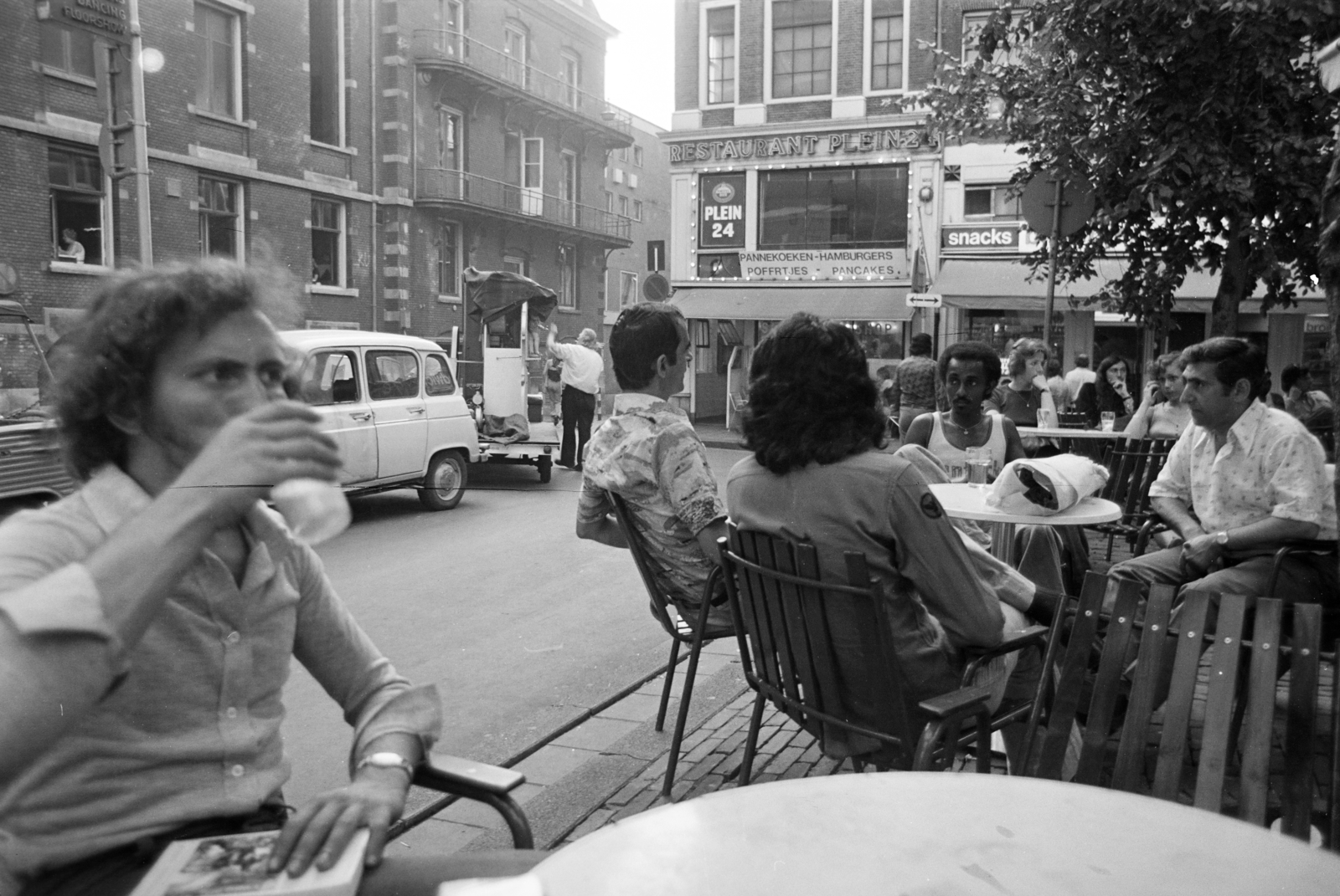 Netherlands, Amsterdam, Leidseplein, szemben a Lijnbaansgracht., 1975, Gyulai Gaál Krisztián, trailer, drinking, Fortepan #262834