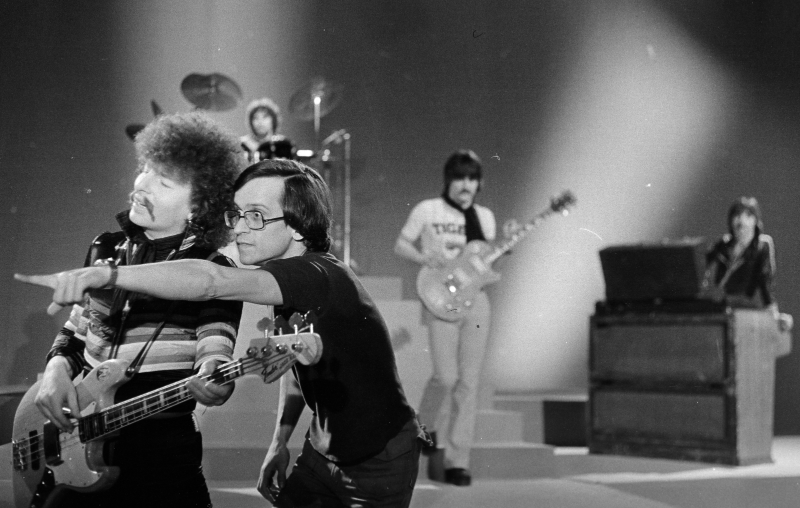 Hungary, Budapest V., az MTV stúdiójában a V’Moto-Rock együttes tagjai, Demjén Ferenc (álbajusszal) mellette Bodnár István rendező, háttérben Herpai Sándor, Menyhárt János, Lerch István., 1977, Gyulai Gaál Krisztián, Budapest, Fortepan #262856