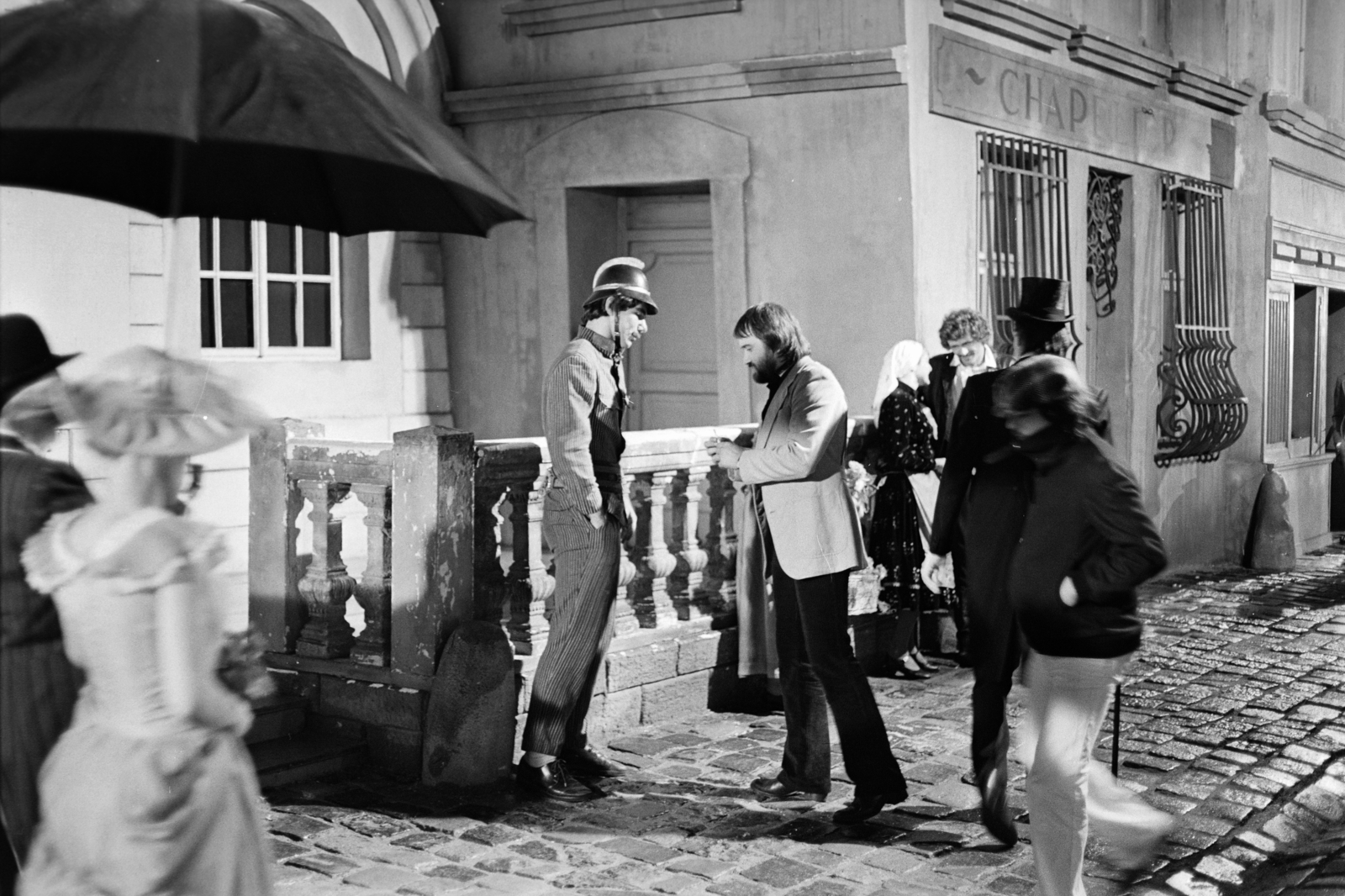 Hungary, a felvétel az Egymillió fontos hangjegy forgatásán készült, középen Király Ákos énekes., 1976, Gyulai Gaál Krisztián, costume, firefighter, uniform, umbrella, Fortepan #262903