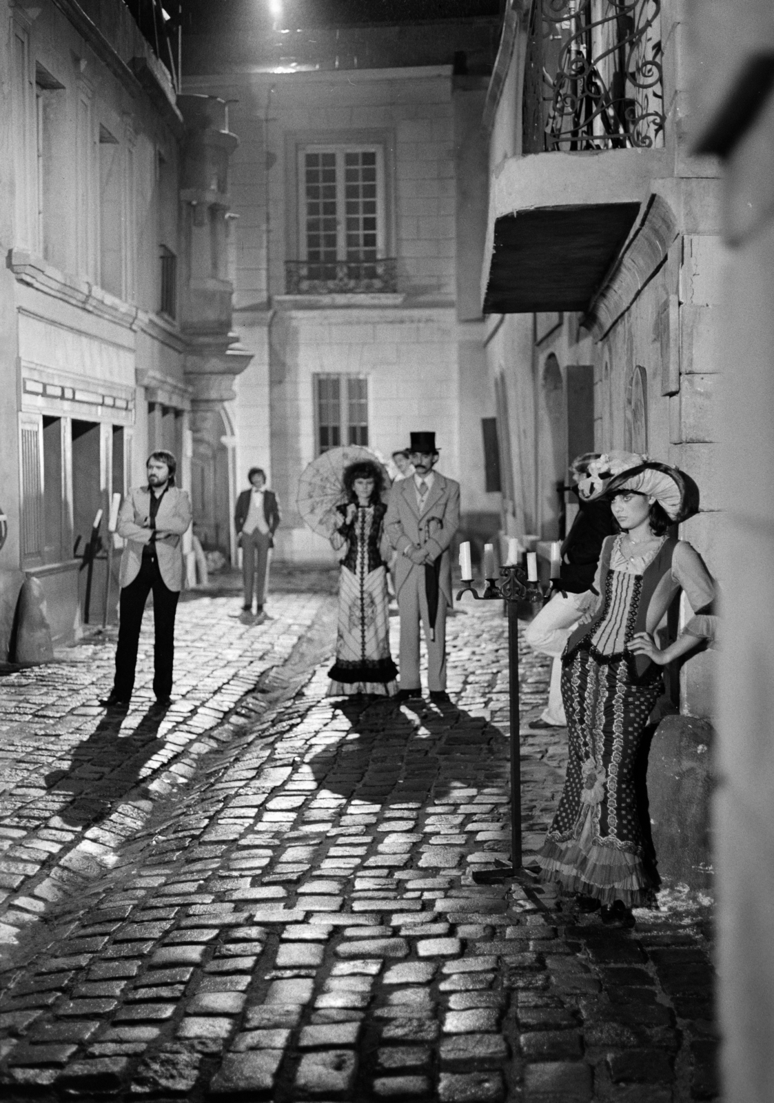 Hungary, a felvétel az Egymillió fontos hangjegy forgatásán készült, balra Király Ákos énekes., 1976, Gyulai Gaál Krisztián, costume, cobblestones, Fortepan #262904