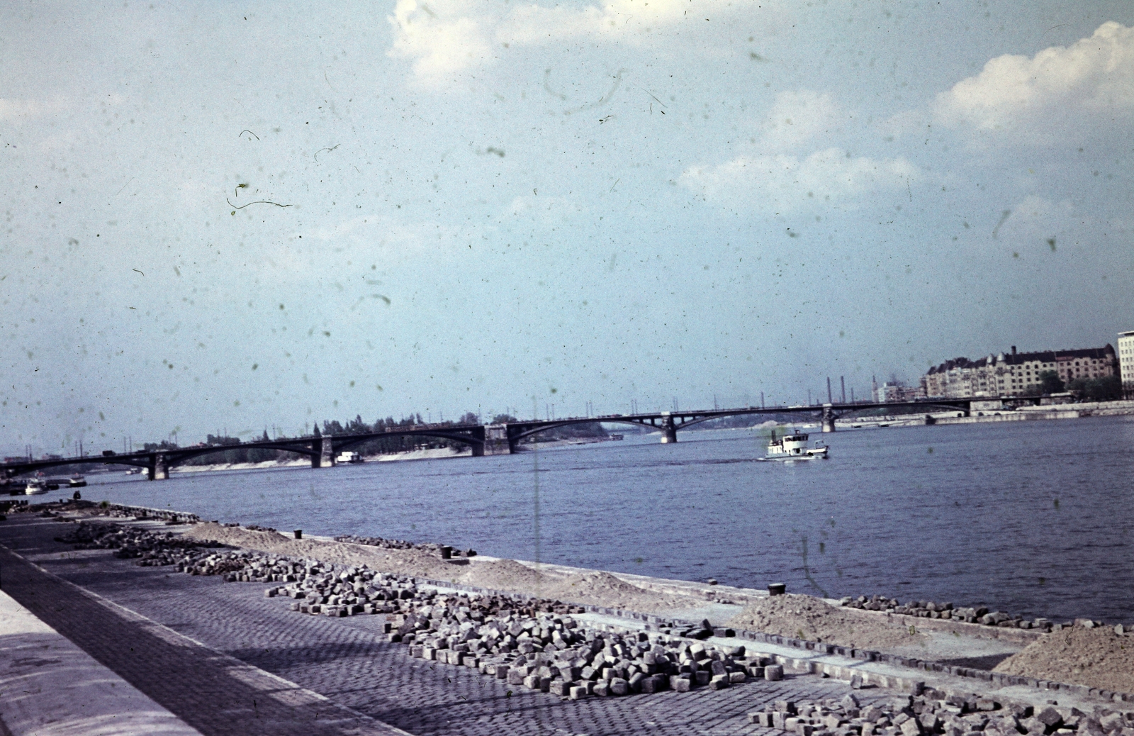 Hungary, Budapest II.,Budapest XIII., budai alsó rakpart a Margit híd és a Palatinus házak felé nézve., 1952, Gyulai Gaál Krisztián, Danube, colorful, cobblestones, Budapest, Fortepan #262918