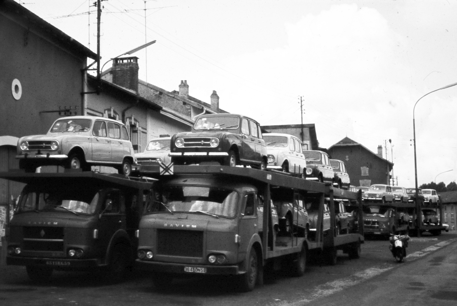 1966, Gyulai Gaál Krisztián, Renault 4, Saviem-márka, autószállító, Renault-márka, motorkerékpár, robogó, rendszám, Fortepan #262921