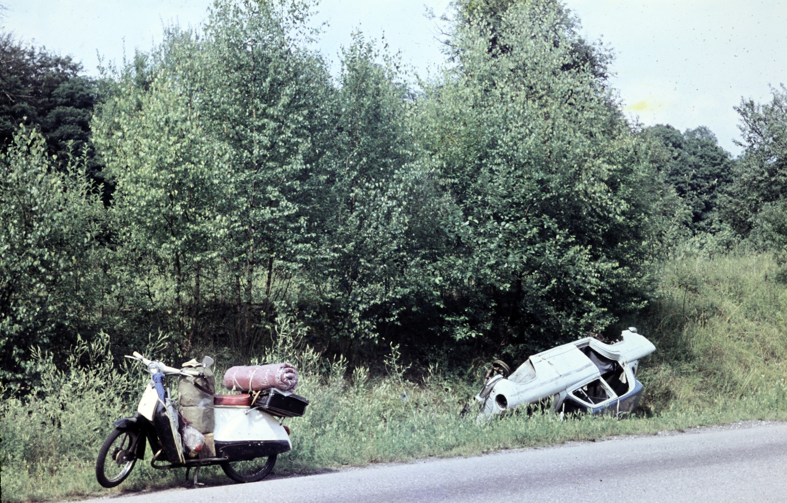 1966, Gyulai Gaál Krisztián, motorkerékpár, kemping, járműroncs, baleset, Simca Aronde, Csepel Panni, színes, Fortepan #262925