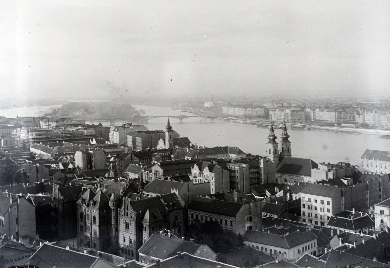 Magyarország, budai Vár, Budapest I., kilátás a Halászbástyáról a Víziváros és a Margit-sziget felé, előtérben a Toldy Ferenc Gimnázium épülete., 1914, Vincent Till Baumgartner, látkép, Budapest, Fortepan #262940