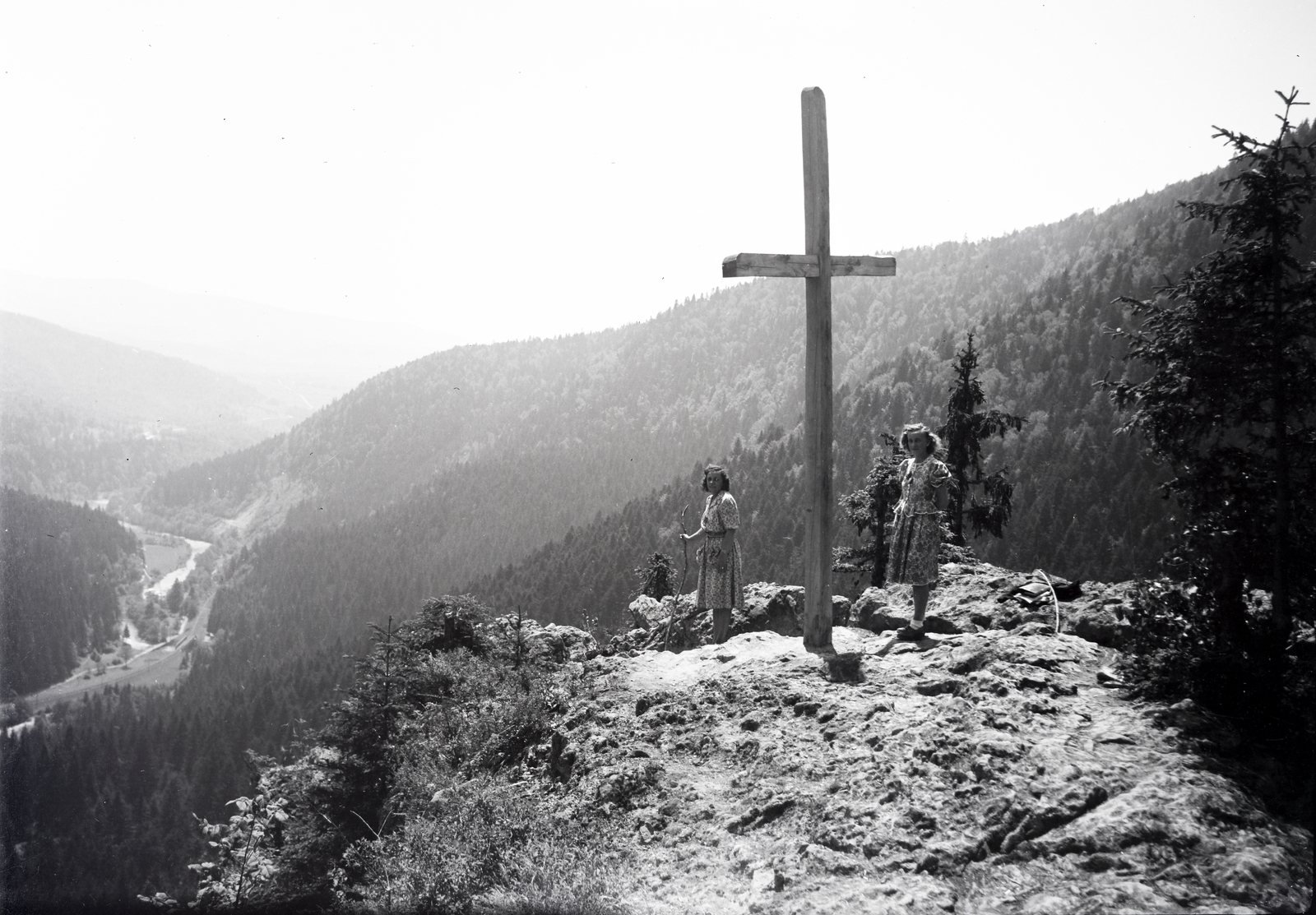 Romania,Transylvania, Băile Tusnad, kilátás a Sólyom-kőről, balra lent a Tusnádi-szoros és az Olt folyó., 1935, Vincent Till Baumgartner, hilltop, cross, Fortepan #262945
