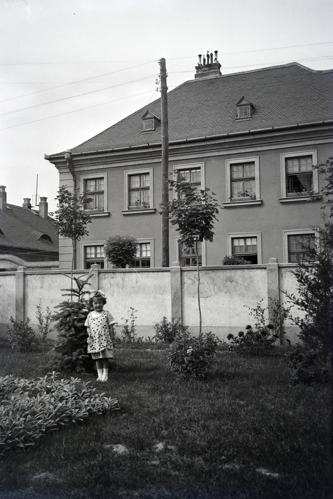 1932, Vincent Till Baumgartner, girl, yard, Fortepan #262957