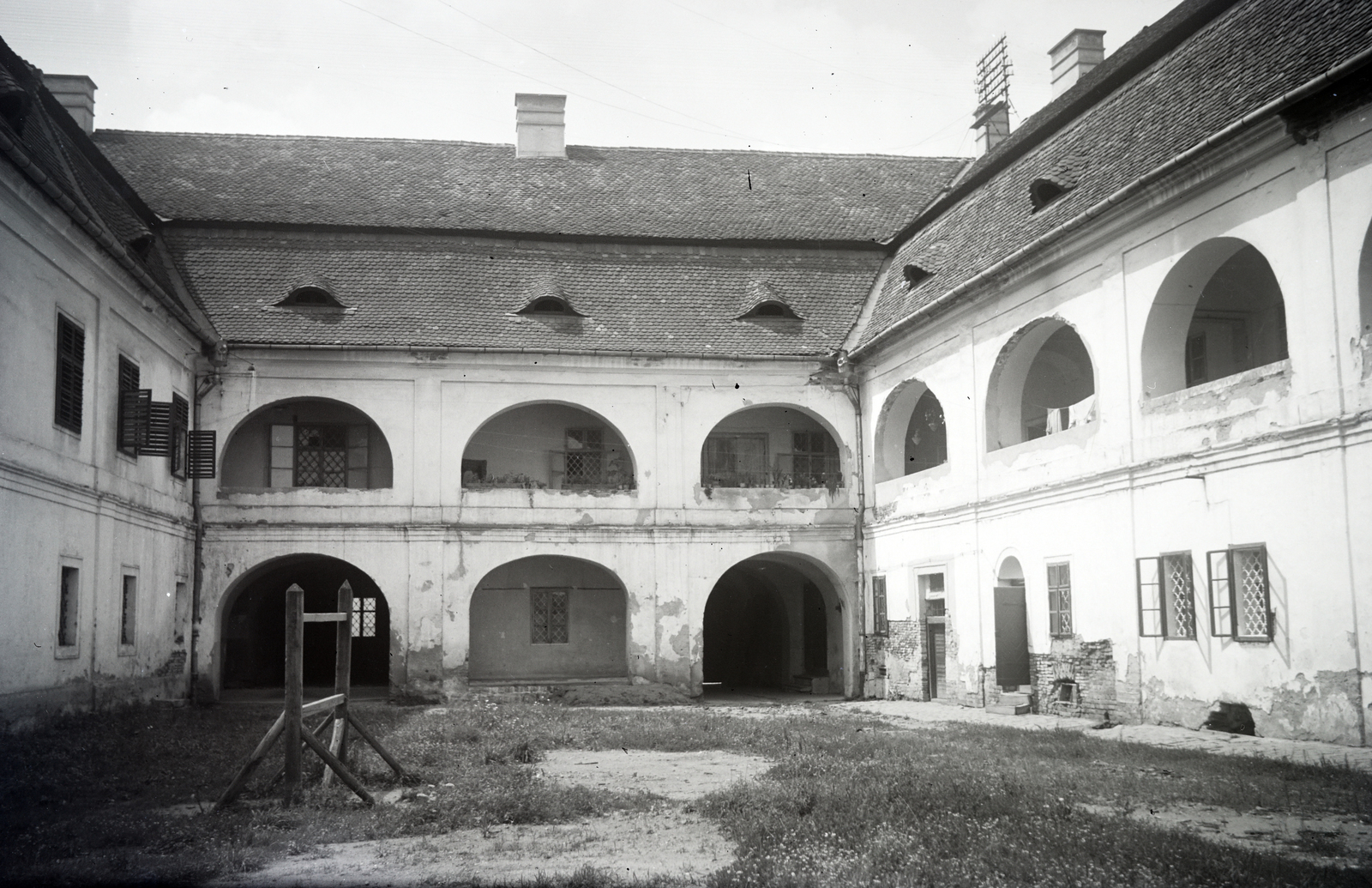 Románia,Erdély, Marosvásárhely, Bolyai utca 17., a Teleki Téka udvara., 1932, Vincent Till Baumgartner, poroló, belső udvar, Fortepan #262962