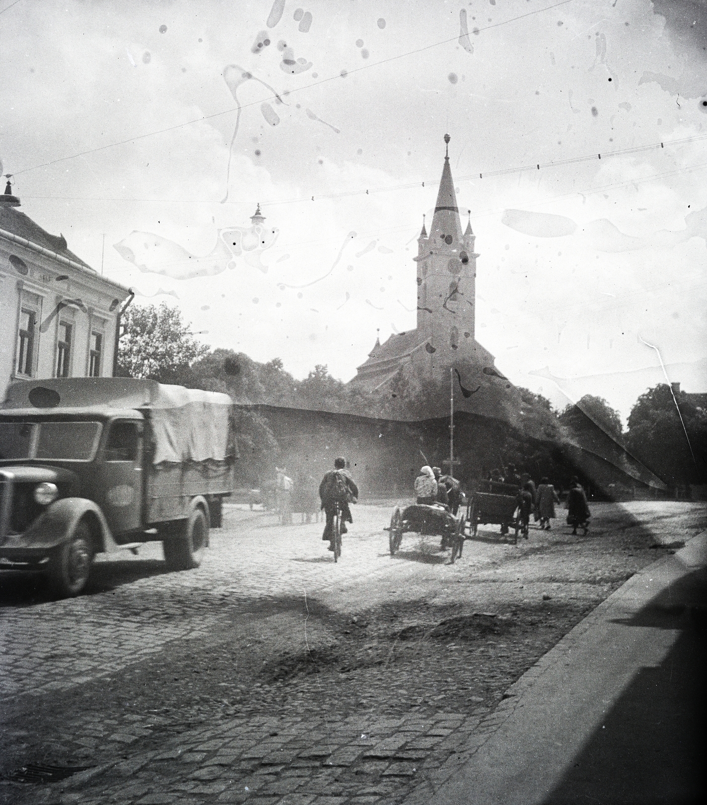 Romania,Transylvania, Reghin, Bálház utca (Strada Republicii), evangélikus templom., 1941, Vincent Till Baumgartner, street view, traffic, Fortepan #262966