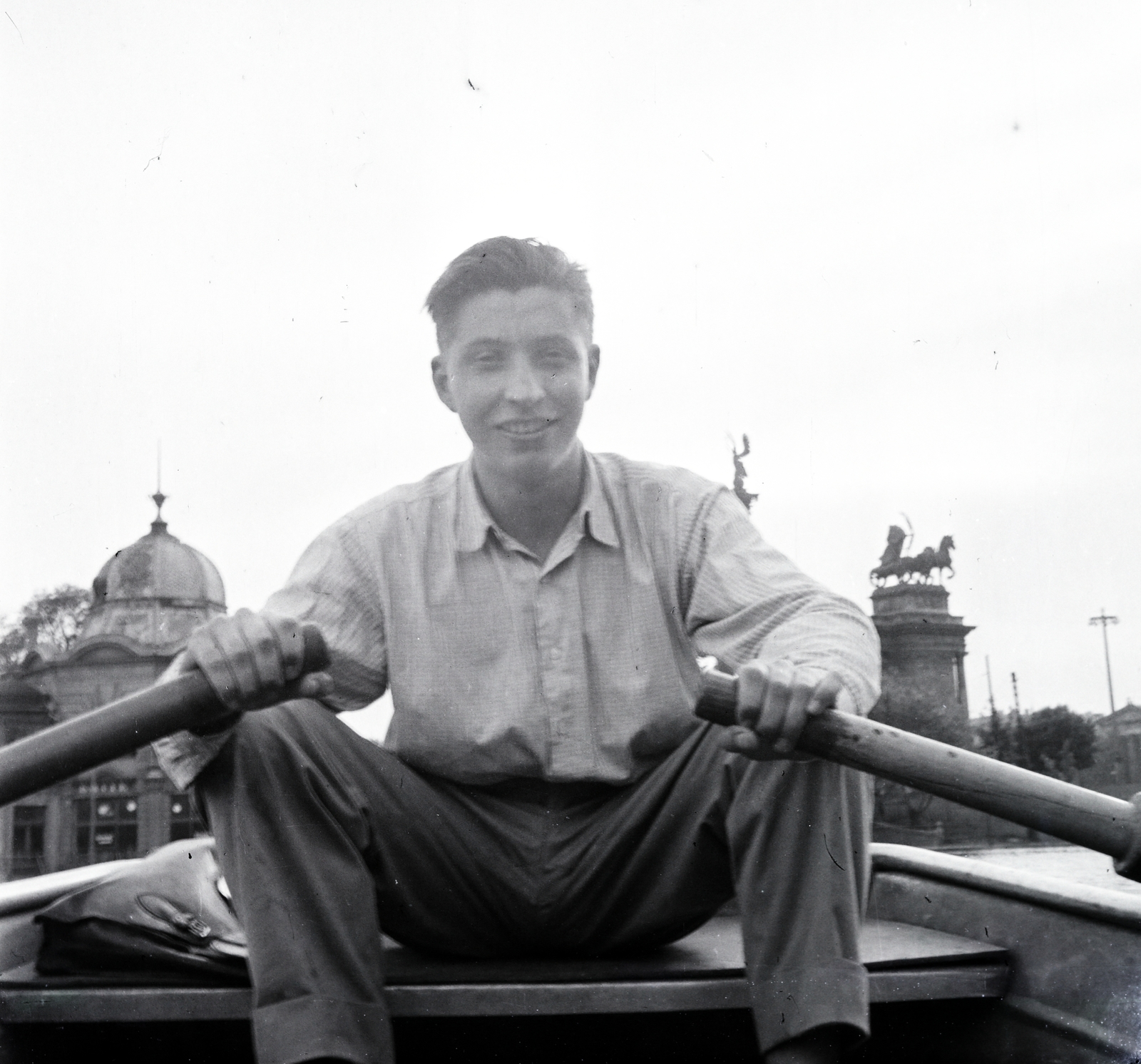 Hungary, Budapest XIV., a felvétel a Városligeti-tavon készült, háttérben jobbra a Millenniumi emlékmű részlete látható., 1950, Vincent Till Baumgartner, portrait, gentleman, paddling, Budapest, Fortepan #262973