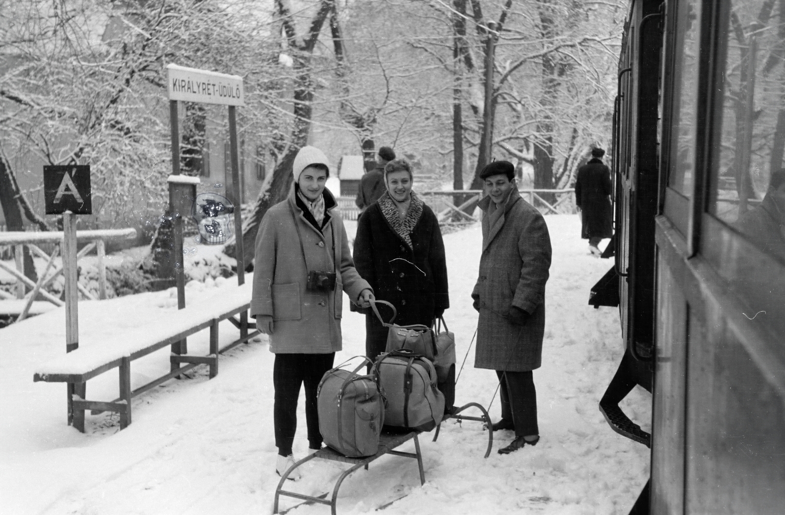 Magyarország, Szokolya, Királyrét - Üdülő, a Királyréti Erdei Vasút szerelvénye az állomáson., 1960, Vincent Till Baumgartner, tél, szánkó, hárman, fényképezőgép, Fortepan #262975