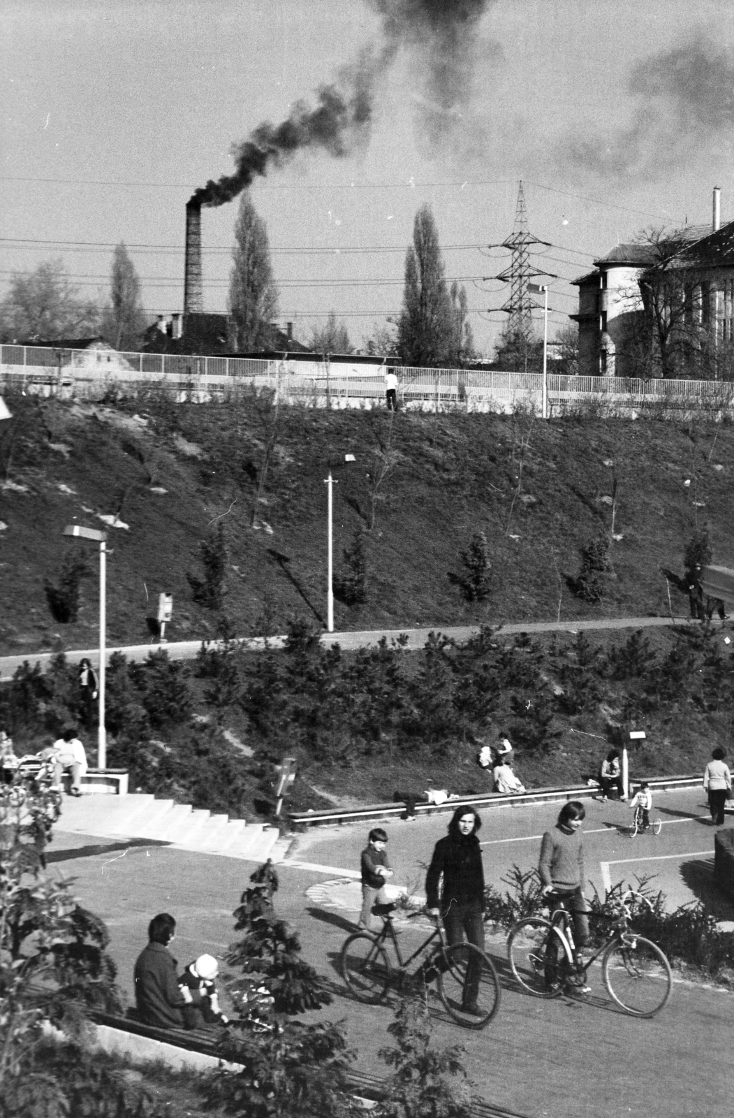 Magyarország, Budapest X., Kőbánya Újhegyi lakótelep. Szocialista Brigádok Parkja (később Bányató Park). Háttérben az Újhegyi úti gumigyár füstölgő kéménye látszik., 1980, Vincent Till Baumgartner, téglagyár, Budapest, Fortepan #262984