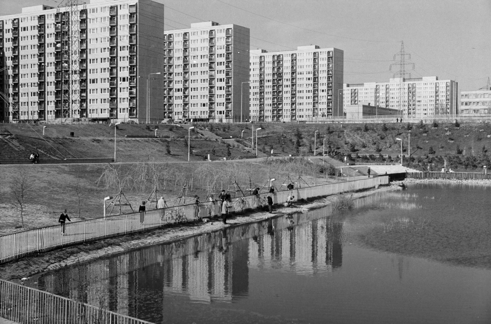 Magyarország, Budapest X., Kőbánya Újhegyi lakótelep. Szocialista Brigádok Parkja (később Bányató Park)., 1980, Vincent Till Baumgartner, panelház, lakótelep, tó, téglagyár, Budapest, Fortepan #262986