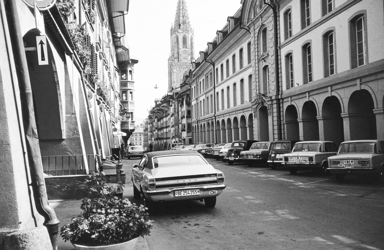 Switzerland, Bern, a Münstergasse Hotelgasse - Bibliothekgässchen közötti szakasza, háttérben a Berner Münster / a református székesegyház tornya látható., 1975, Iván Zoltán dr., number plate, Fortepan #263000