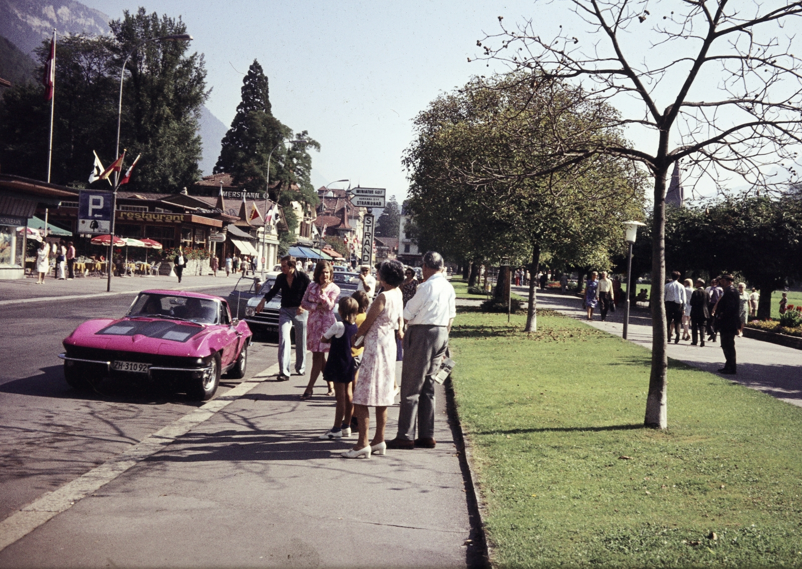 Svájc, Interlaken, Höheweg, balra a Heimatwerk Interlaken, háttérben a Harder., 1973, Iván Zoltán dr., színes, Chevrolet Corvette, Fortepan #263001