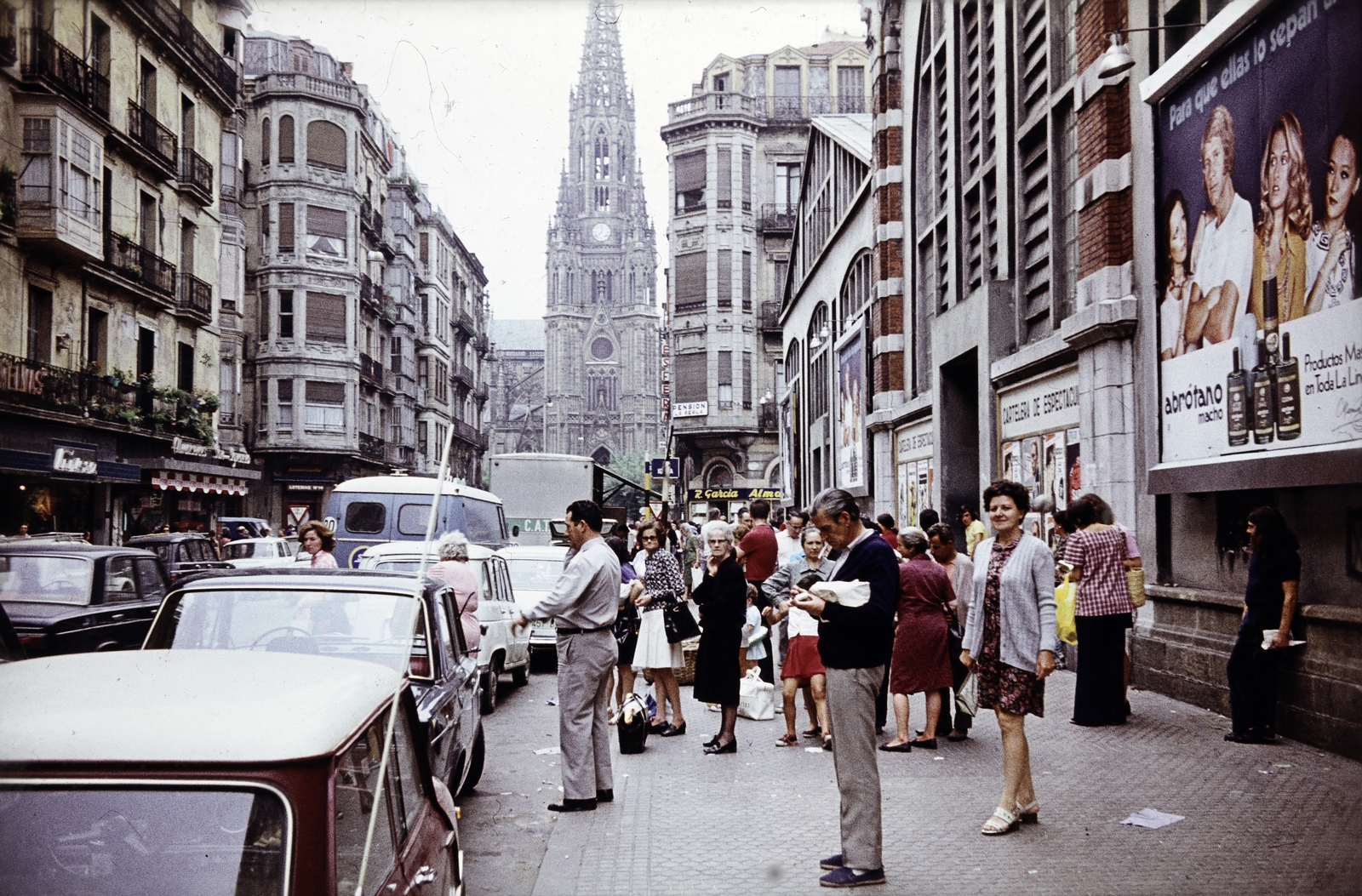 Spanyolország, Donostia-San Sebastián, a Loiola Kalea a San Martzial Kalea felöl nézve, háttérben az Artzain Onaren katedrala (a jó pásztor székesegyháza)., 1973, Iván Zoltán dr., színes, utcakép, plakát, templom, Fortepan #263002