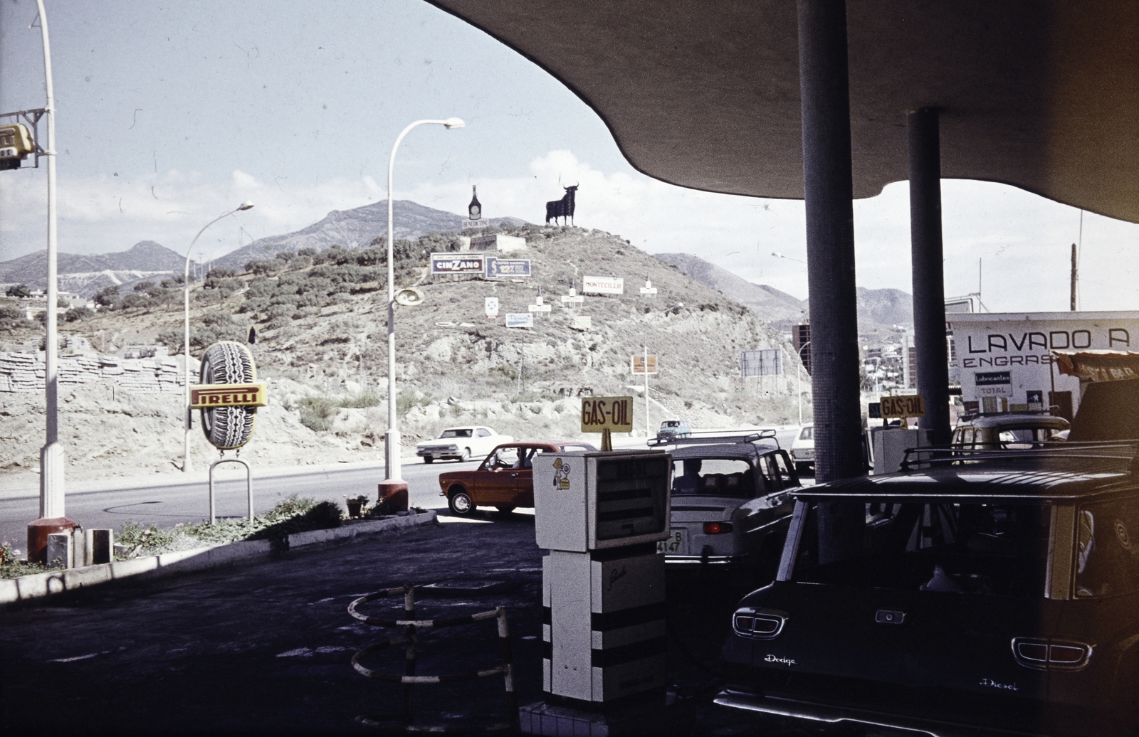 Spain, Avenida de las Gaviotas., 1973, Dr. Iván Zoltán, colorful, gas station, bull, Fortepan #263004