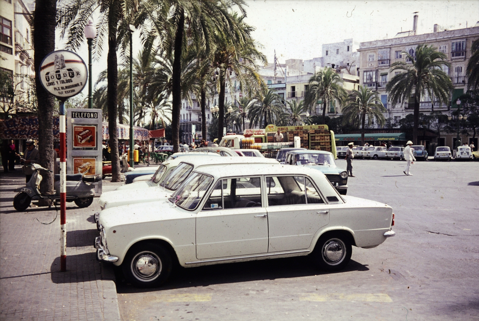 Spanyolország, Cádiz, Plaza de San Juan de Díos., 1973, Dr. Iván Zoltán, színes, plakát, pálmafa, Seat 124, Fortepan #263005