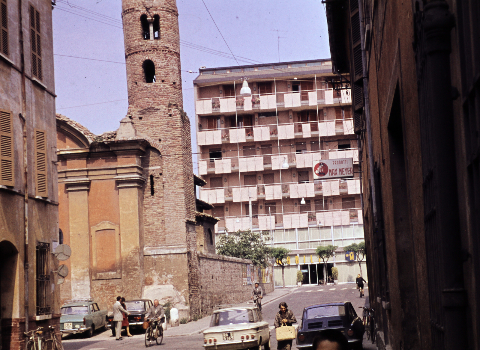 Olaszország, Ravenna, a Via Massimo D'Azeglio a Via Cura torkolatánál, balra a Chiesa dei Santi Giovanni e Paolo (a Szent János és Pál-templom)., 1973, Iván Zoltán dr., színes, NSU Prinz, Fortepan #263009